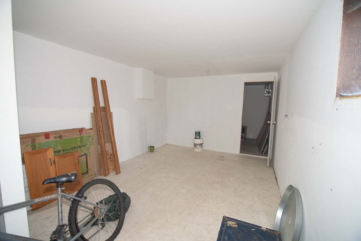 LOCATION LOCATION!! 3 BEDROOM 2 BATH HOME ON. A QUIET STREET 3