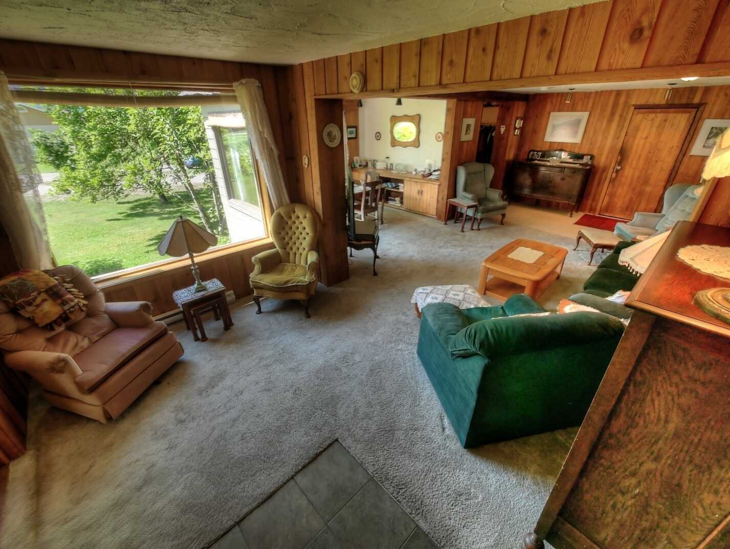 MOTIVATED SELLERS!!!  READY TO DOWNSIZE!!!  Own the whole block!! Private 1/4 acre lot with Valhalla Mountain views throughout!! 2 Bay detached carport with workshop with ample storage and detached greenhouse. 5