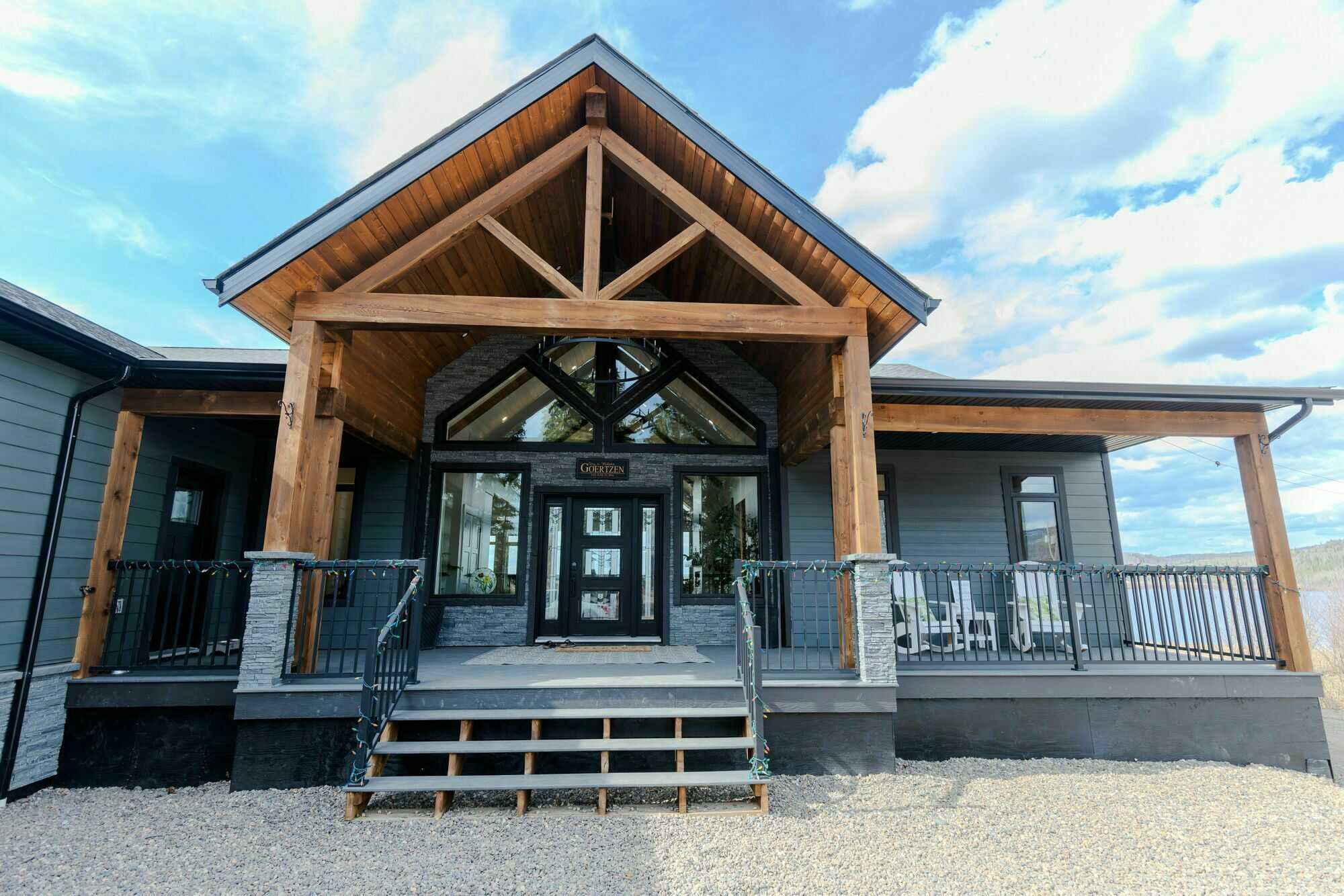 Exquisite Lakefront Executive Residence — Modern Design Meets Natural Beauty 4