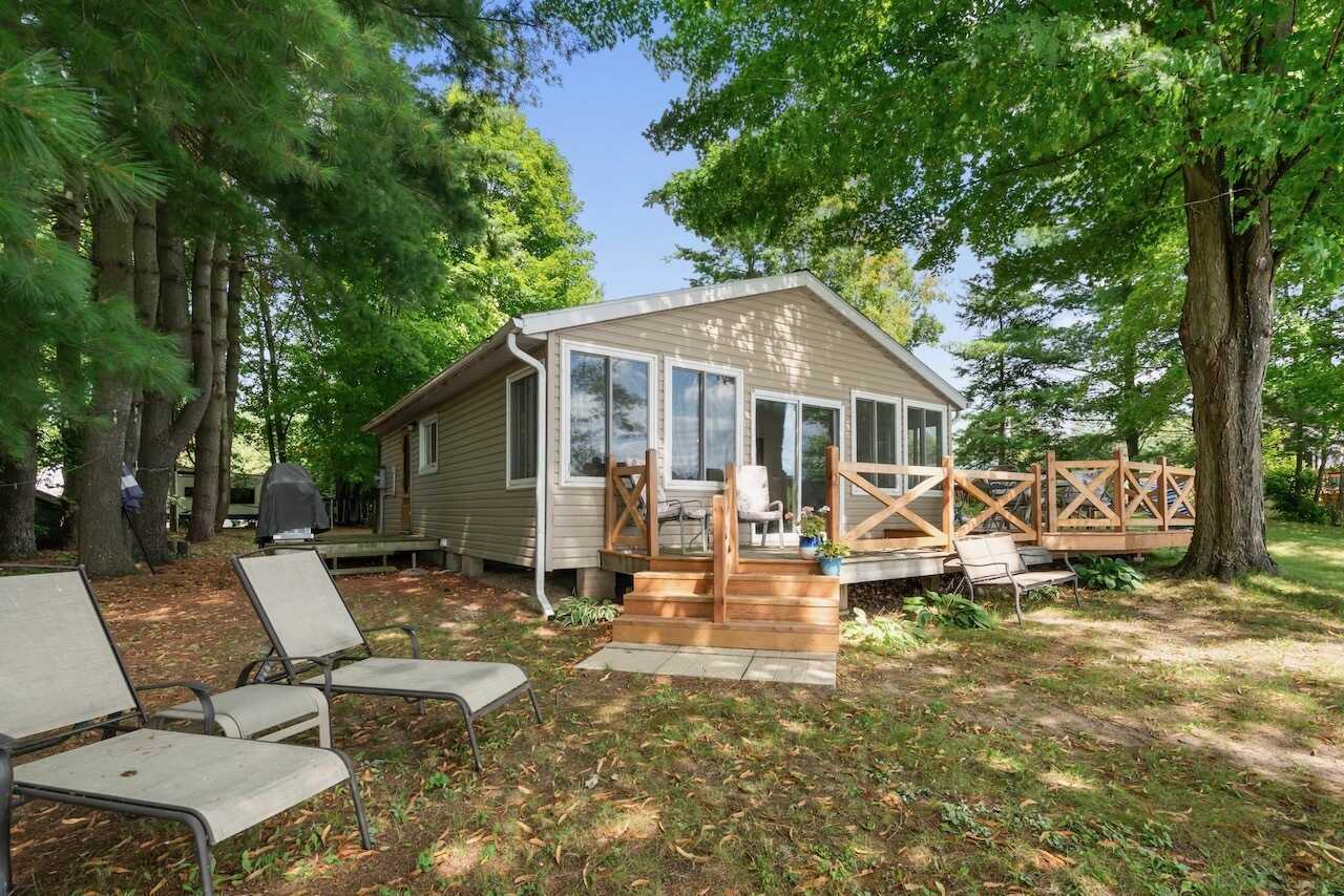 A Lakefront Lifestyle Awaits on Lower Beverley Lake! 4