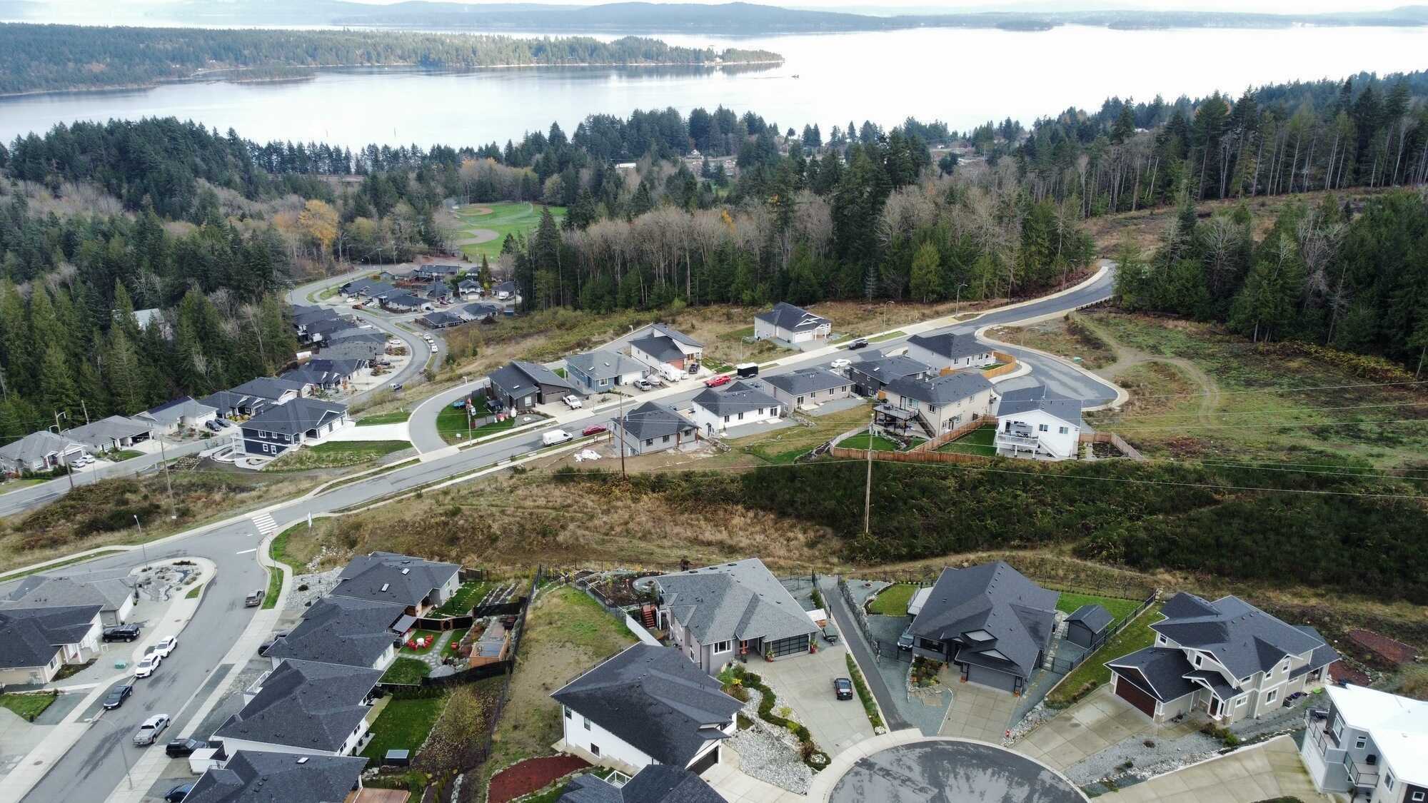 🏡 Custom built 4 Bedroom, 4 Bathroom Home with Legal Suite & Spectacular Ocean Views 3