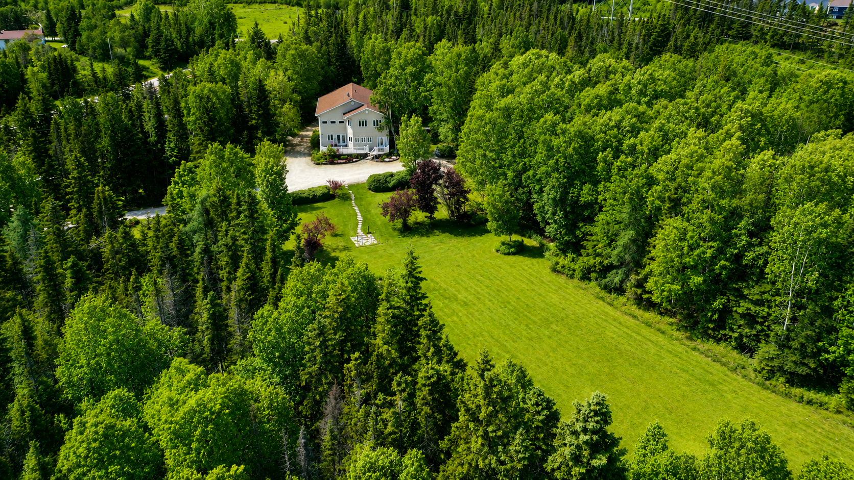 Looking for your own private escape? 🌲 This former B&B in Reidville is now FOR SALE—offering 5 acres of peace, a beautifully maintained home, and even a bunkhouse for guests! Minutes from hiking, snowmobiling & all things outdoors! 🙌✨ 5