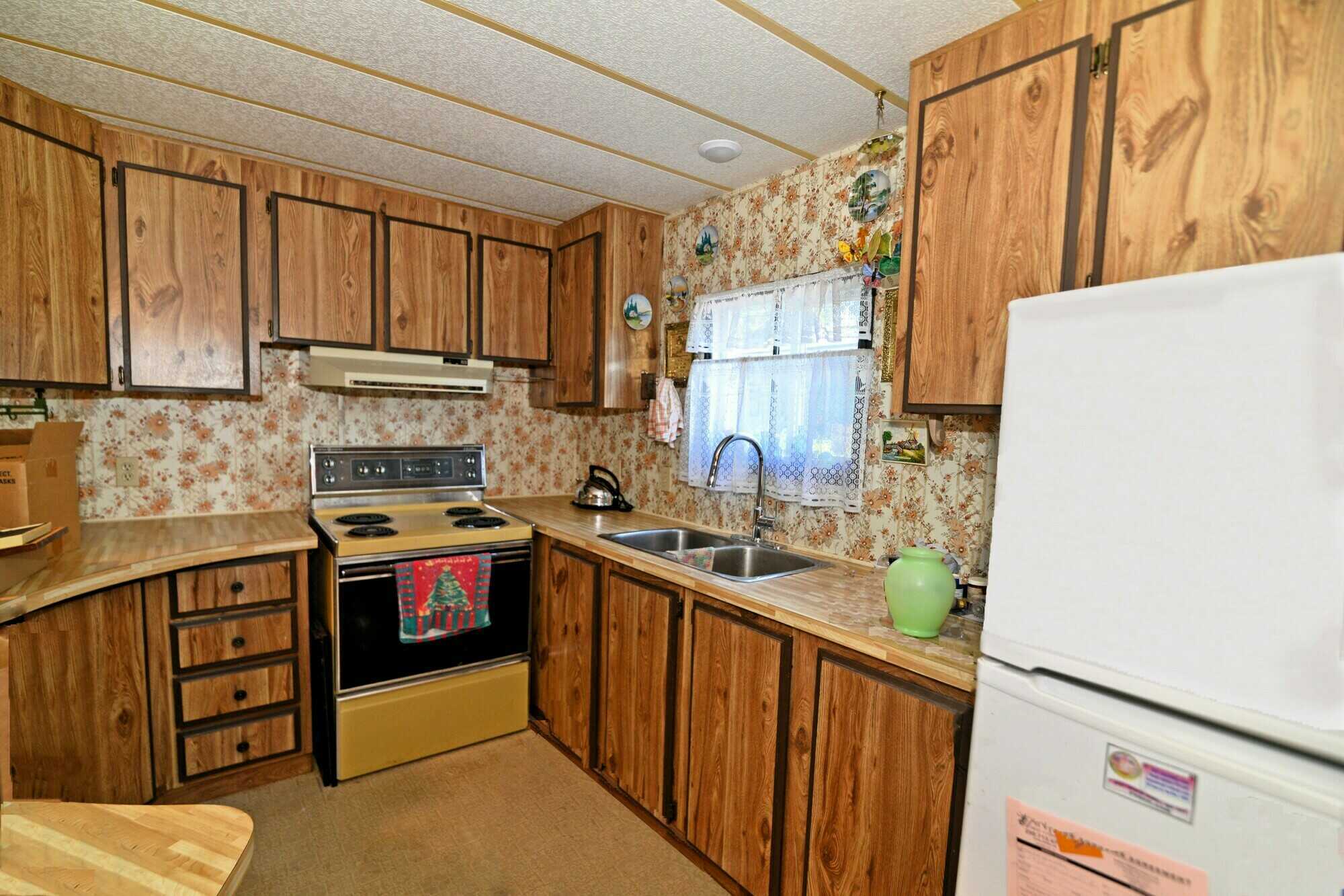 Just Listed ! An affordable 1100 sq.ft 3 bedroom 1 bathroom mountain view home, with additional bedroom off the kitchen, in the great family location of the Parklane Manufactured Home Park. 5