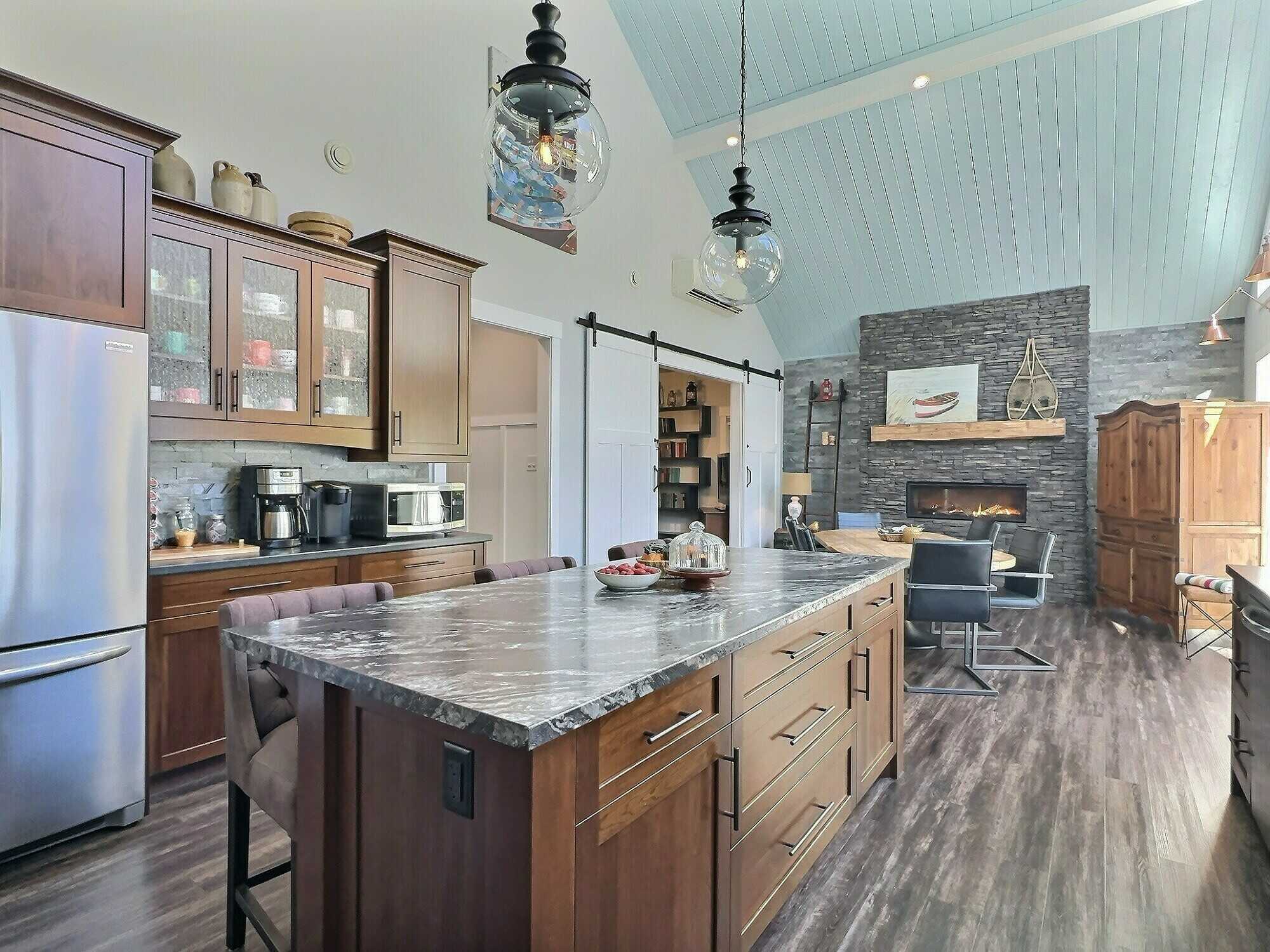 Executive lakeside living on beautiful Little Dyke Lake! 4