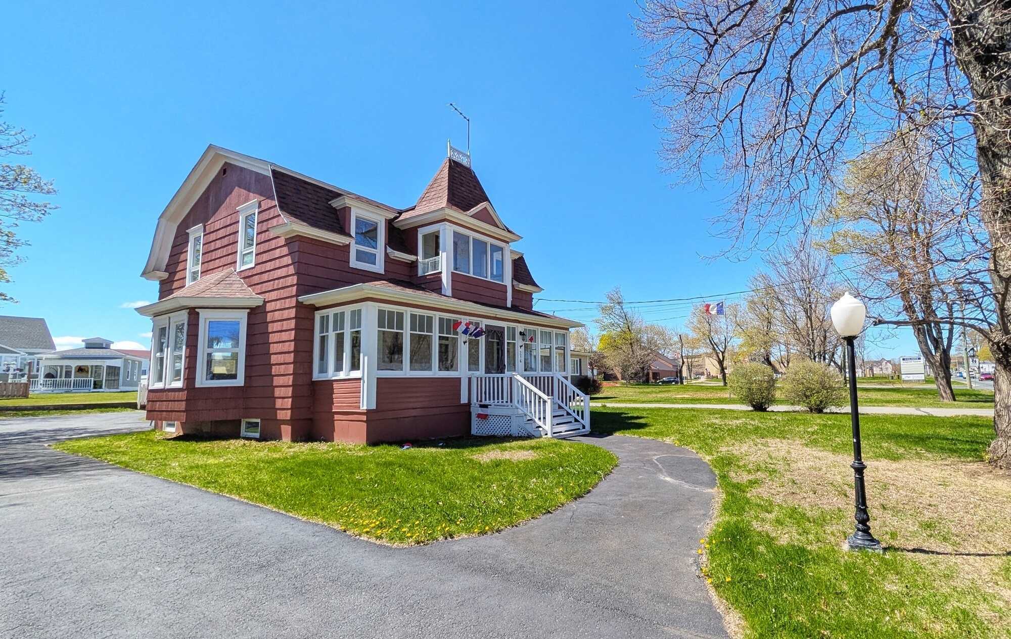 🏡 Maison historique pleine de charme au cœur de Caraquet // 
🏡 Historic Home Full of Charm in the Heart of Caraquet 2