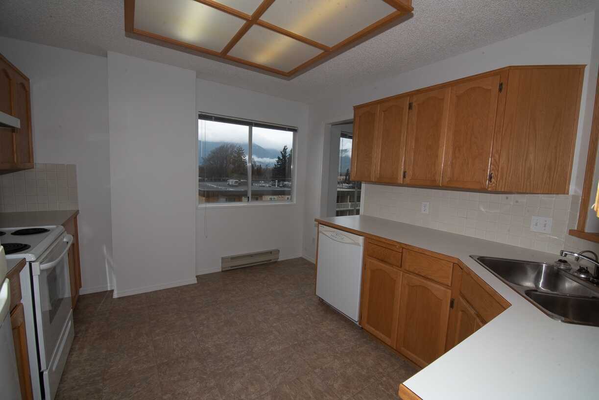 Fantastic sprawling 5th floor 2 bedrooom 2 bath corner unit with fantastic views! 4
