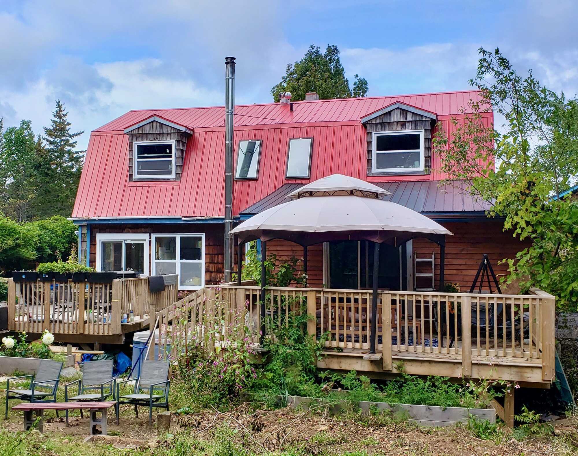Great country living with views, plus 5 units of rental or AirBnB income, with over 30 acres of land. Located in Upper Clements just 3KM outside of Annapolis Royal. 4