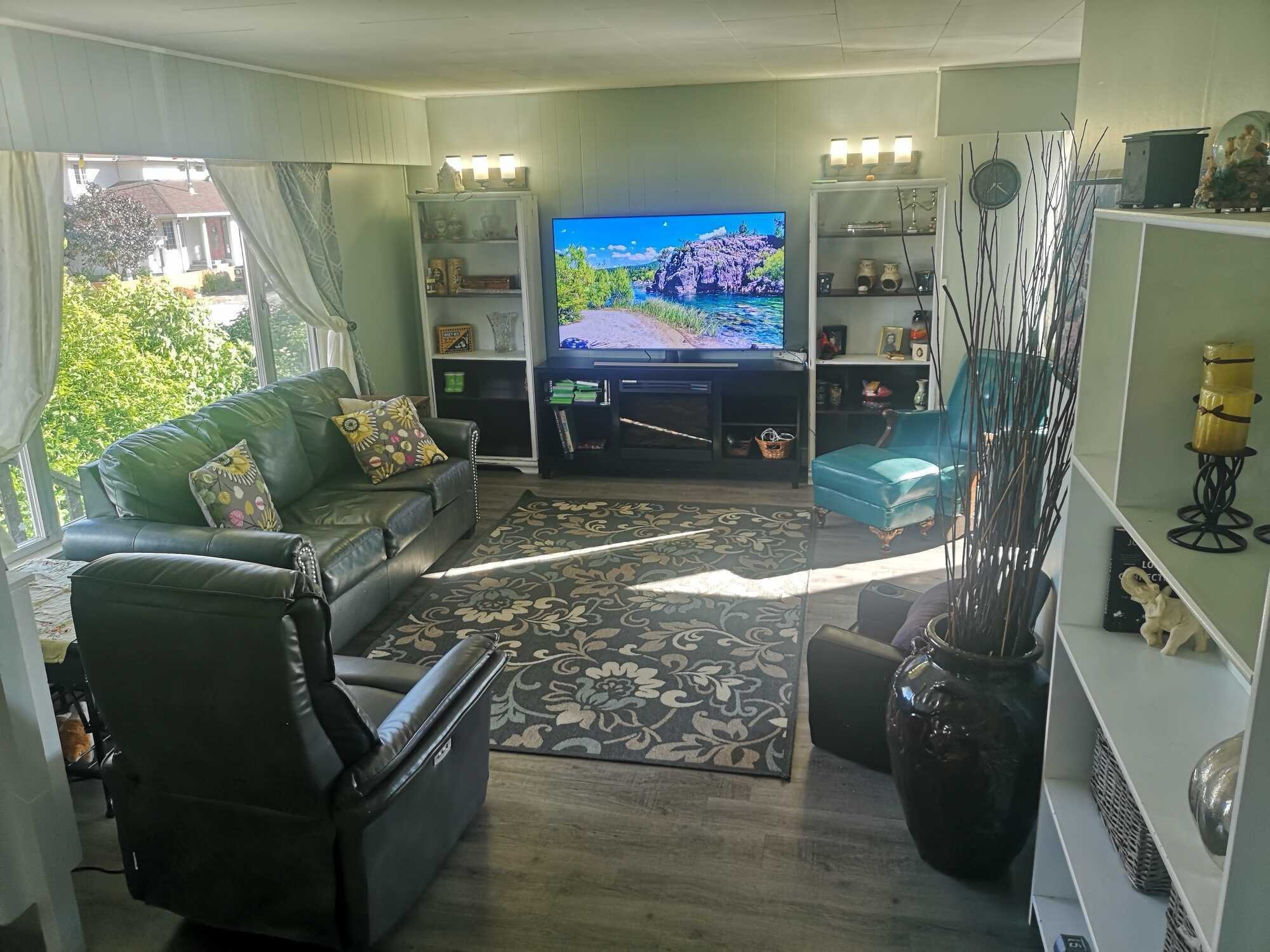 Beautiful home with an income boosting legal suite! 4