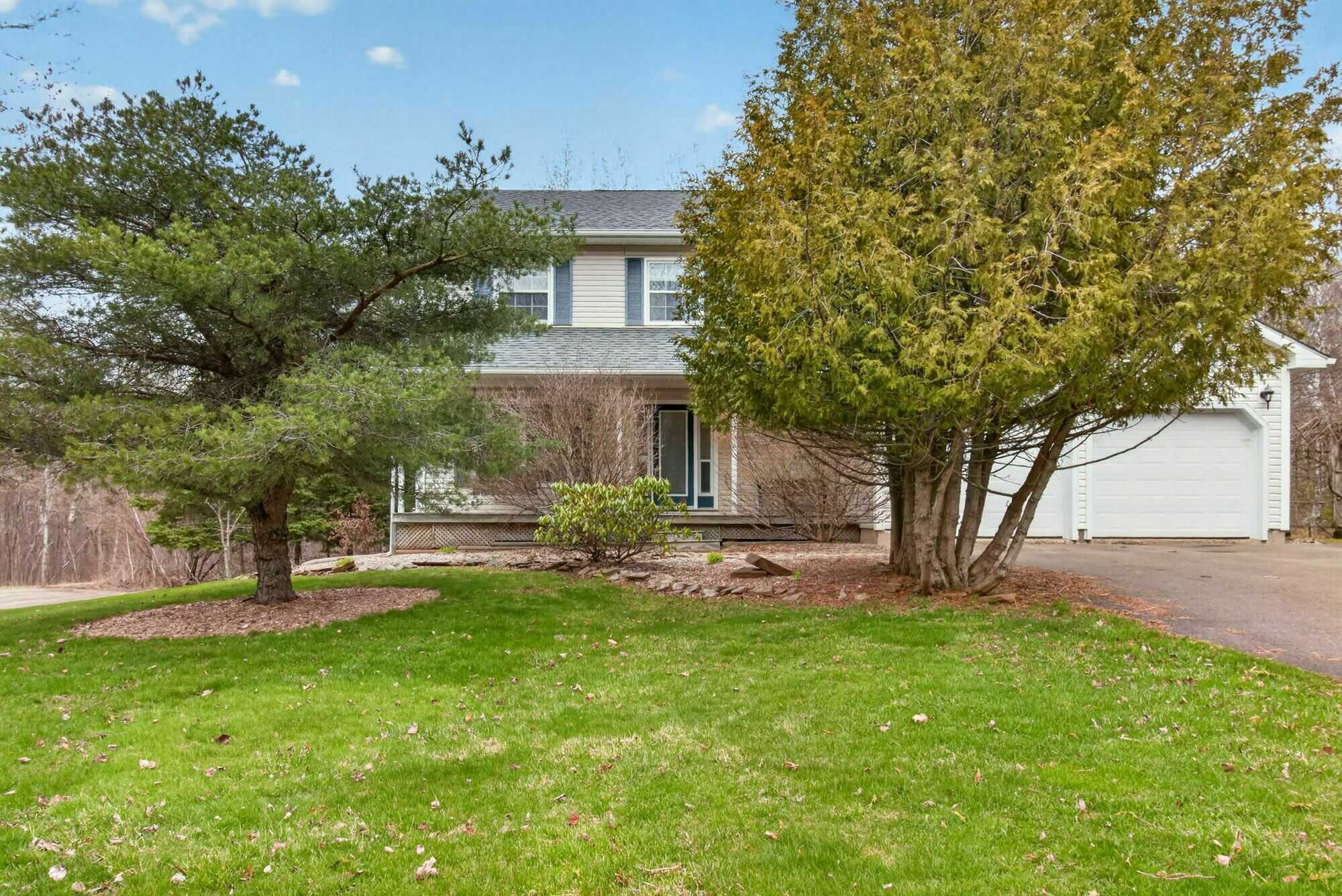 Bright & Spacious Family Home Backing Onto Trees in a Quiet Neighbourhood 3