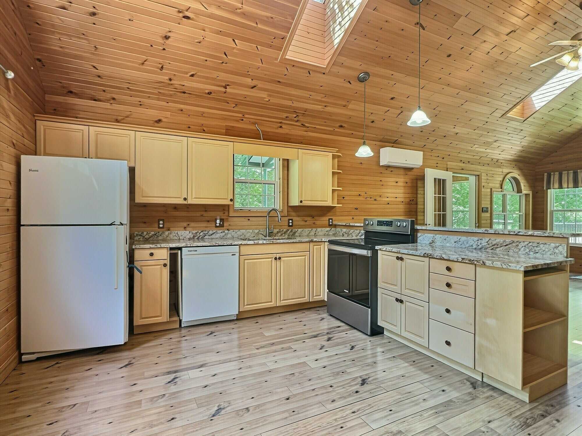 Escape to four-season recreation at beautiful Hart Lake! 4