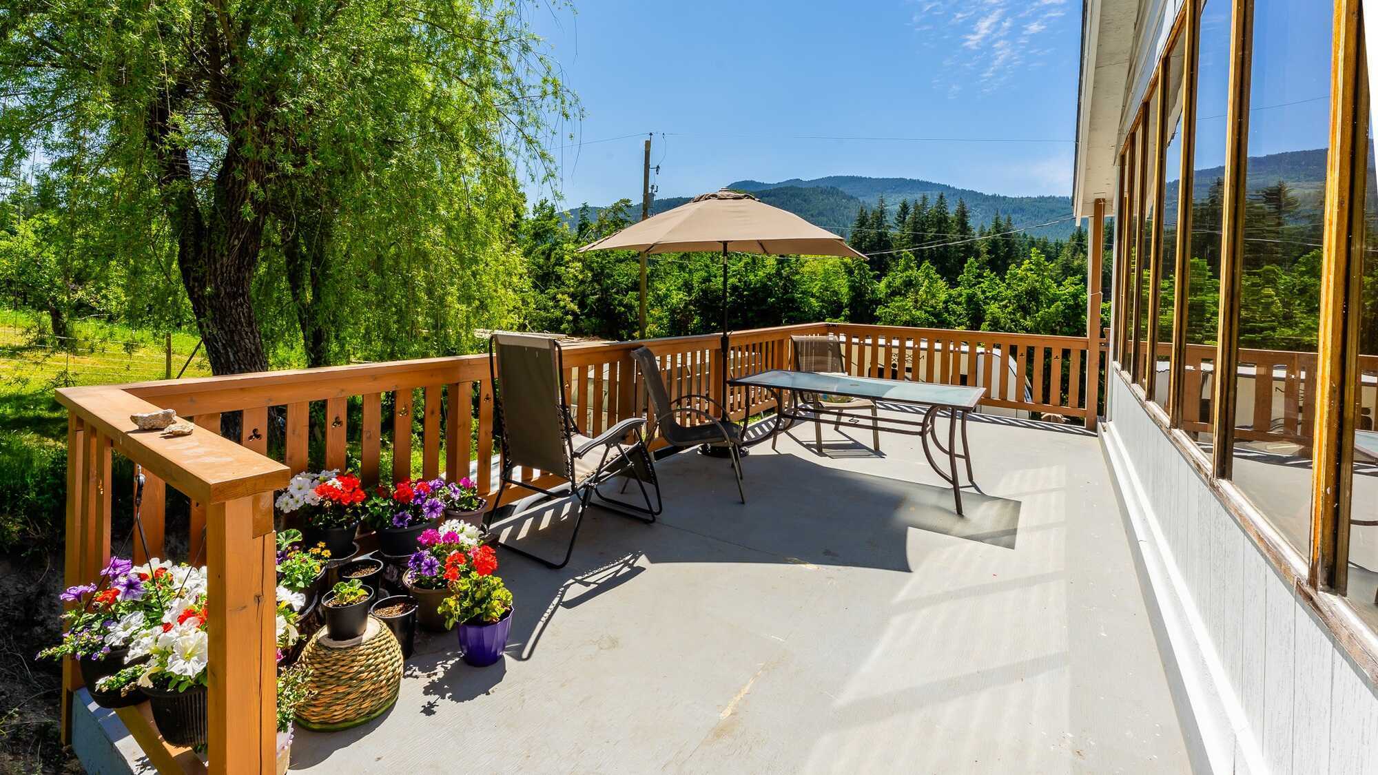 30 acres of countryside, backing onto treed land. 3-bedroom, 2-bathroom house is currently an income property & was fully booked throughout Spring-Fall 2023. Conveniently located near Highway 97B and Highway 1 with quick access to beaches and trails. 3