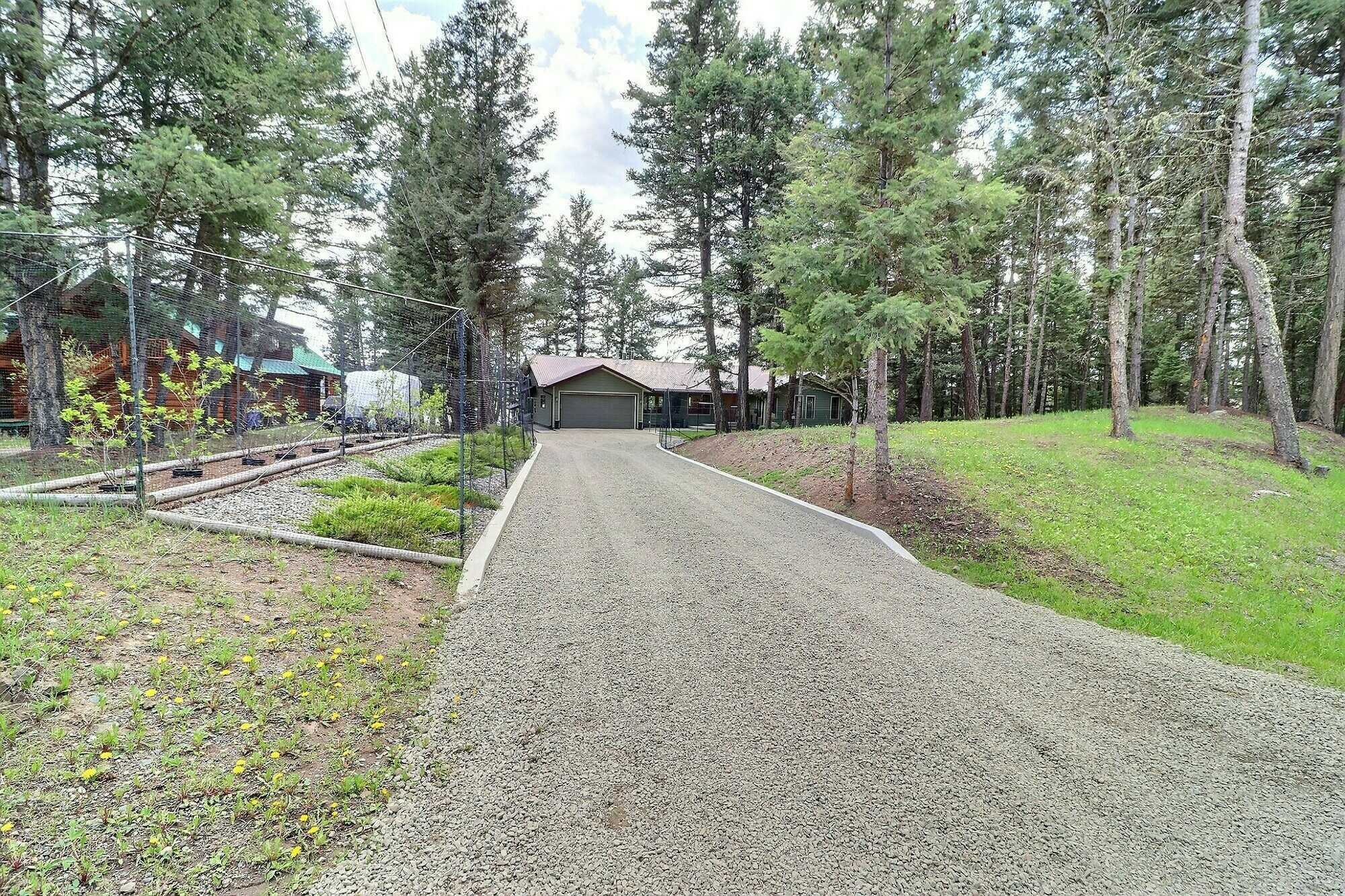 Large executive - family home in 108 Mile Ranch, BC 3