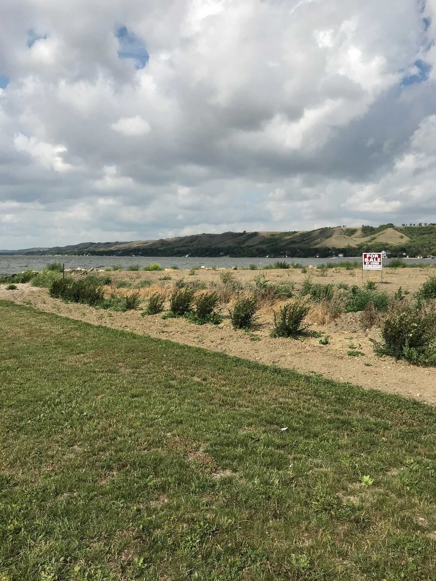 Very rare, FLAT lakefront lot at Katepwa. 2