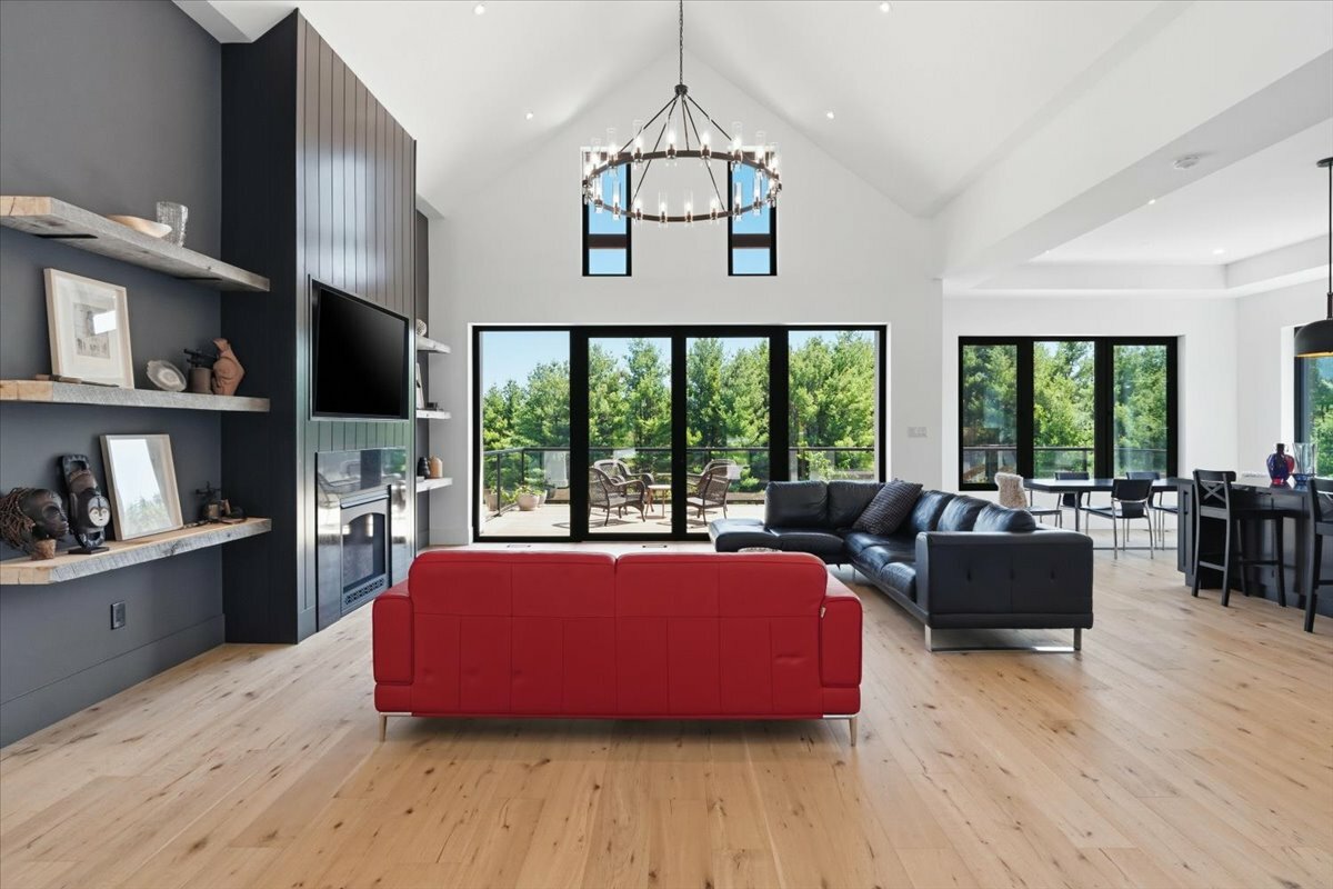 Welcome to 7 Humphries Road, an extraordinary luxury estate set on one of the most coveted streets in the renowned village of Warkworth, Ontario — recently recognized by The Globe and Mail as one of Canada’s Top 10 hidden getaway gems. 5