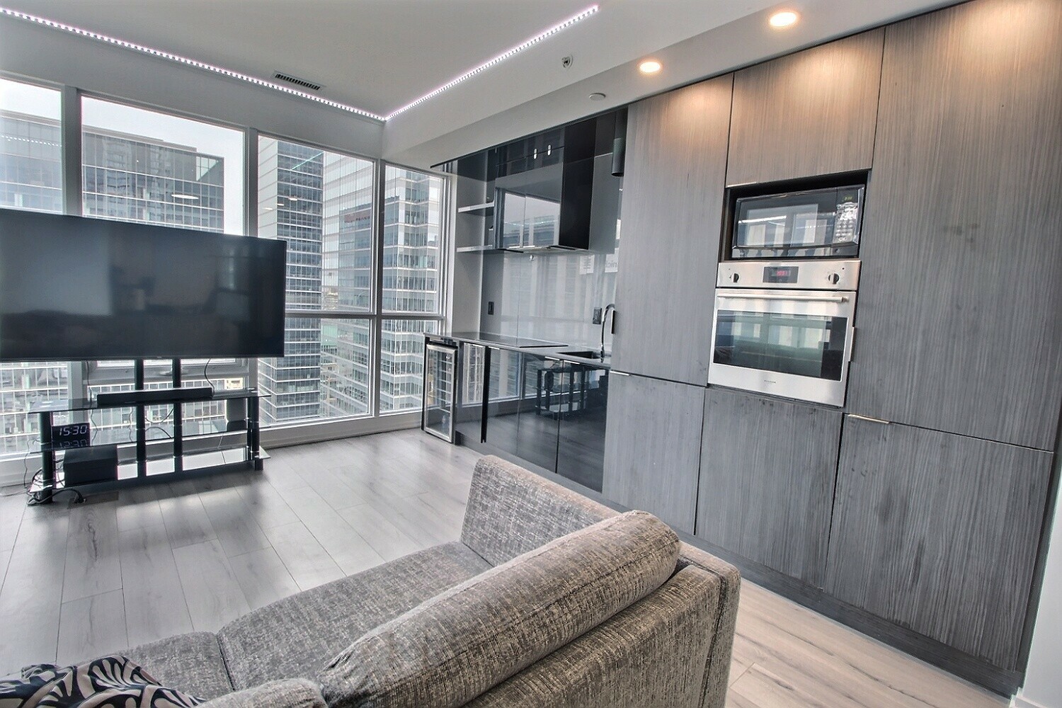 Large Corner Unit with Amazing Views 3