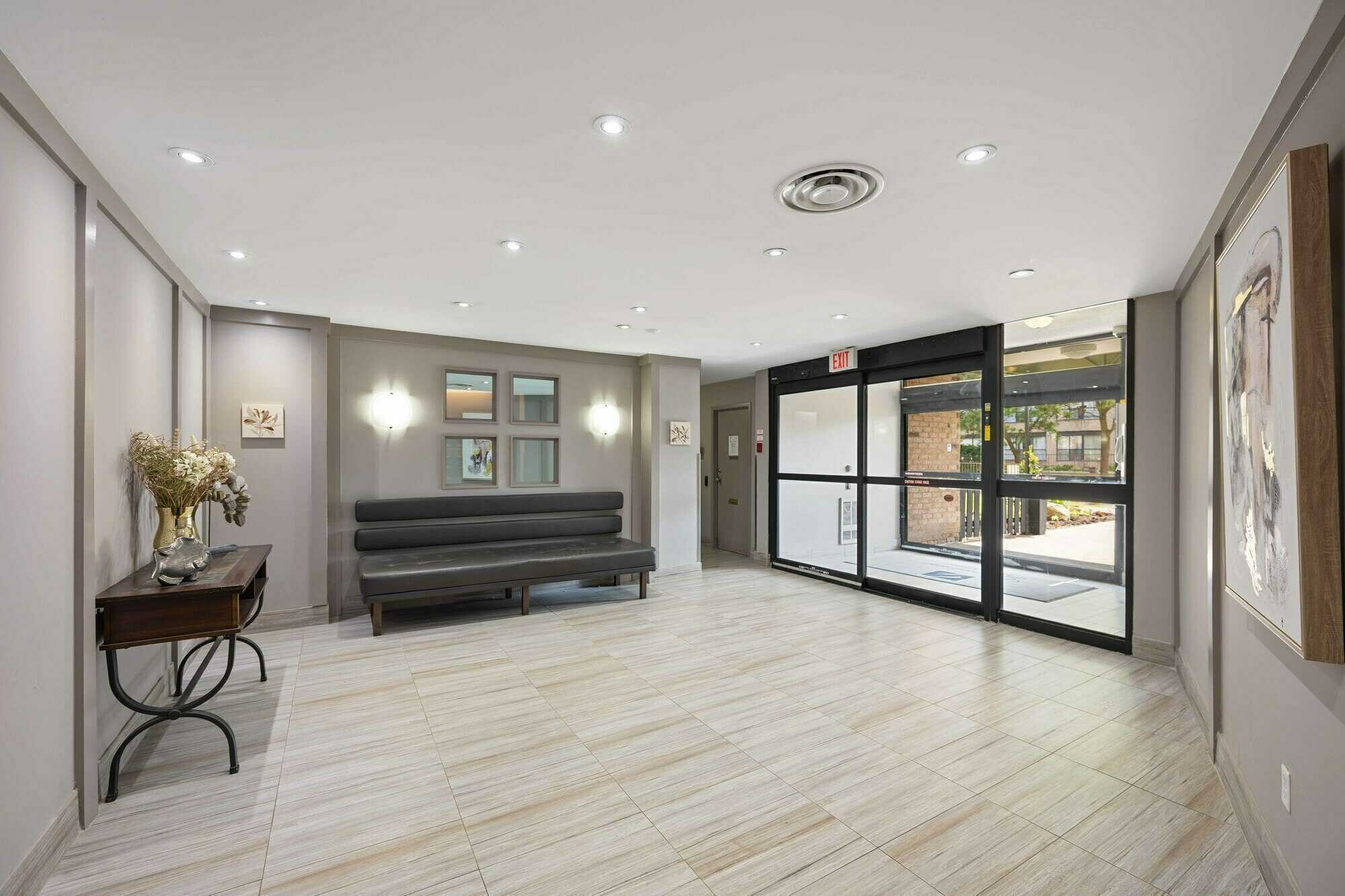 Welcome to Grandview Condominiums! Luxurious & carefree living in your own 3 bedroom (nearly 1100 sq ft) fully renovated unit with many upgrades. Fabulous central Newmarket location close to all amenities. 4