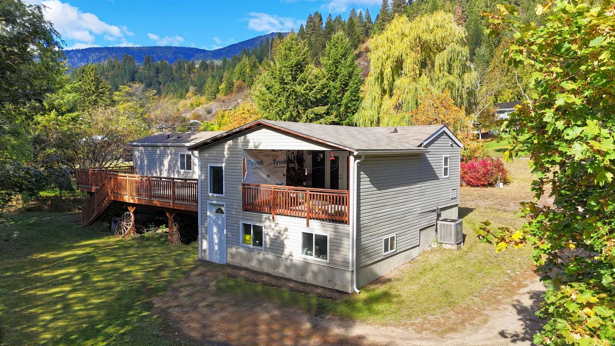 Robson – Beautiful 3-Bed, 2-Bath Family Home on a Private 0.6-Acre Lot! Just 5 Minutes to Castlegar, Schools & Amenities!  Ready for a new family and a new chaper! 2