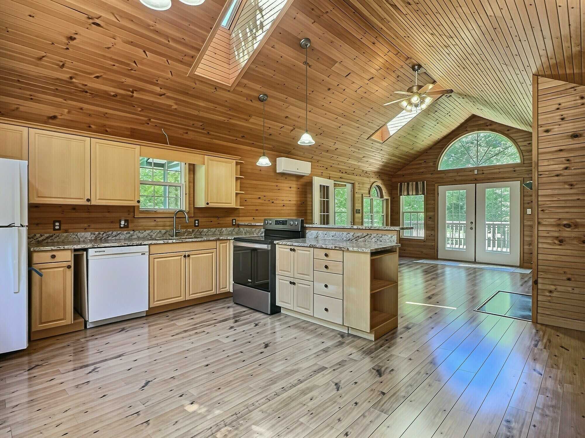 Escape to four-season recreation at beautiful Hart Lake! 5