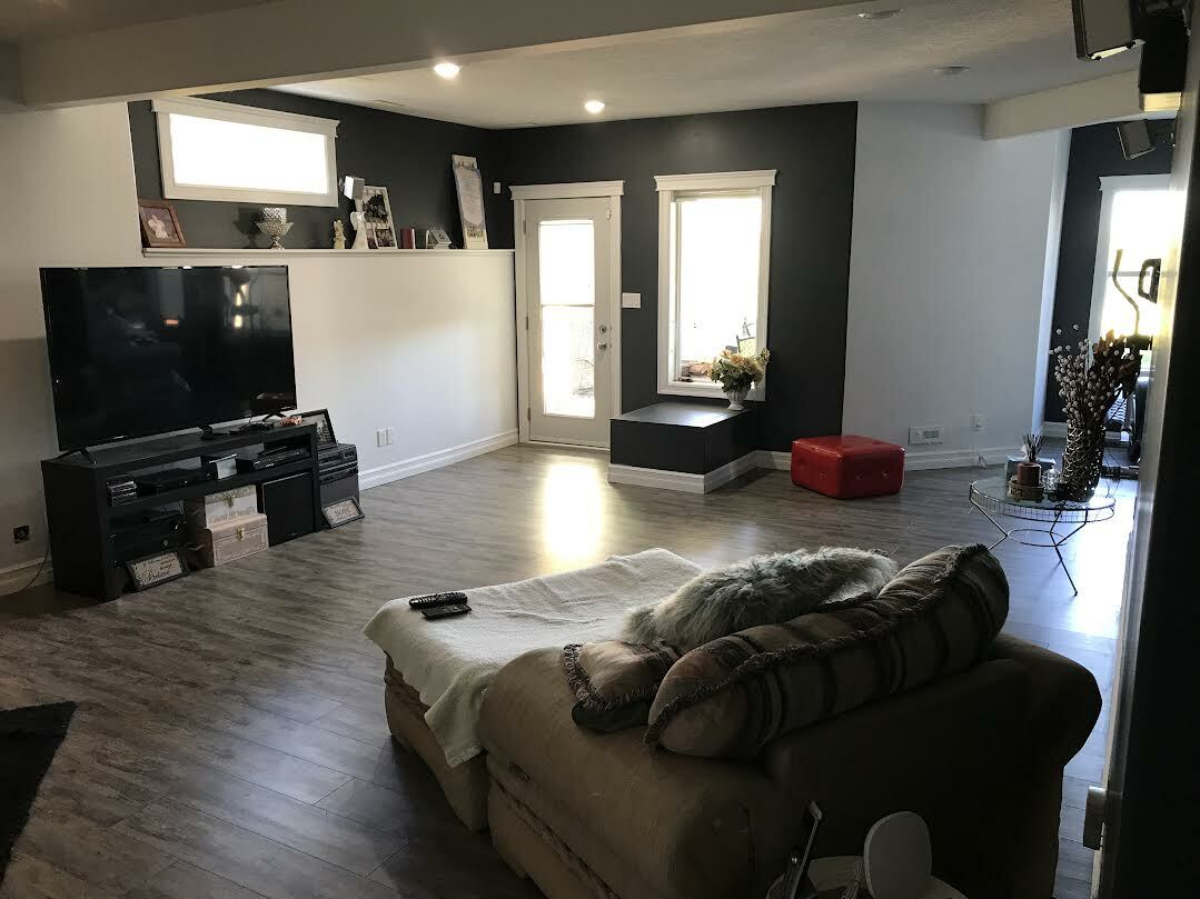 "Fully Upgraded Walkout Bungalow with Lake Views & Luxury Features" 4