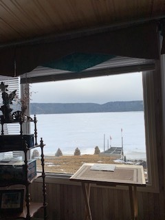Year around living with lake front views! 3