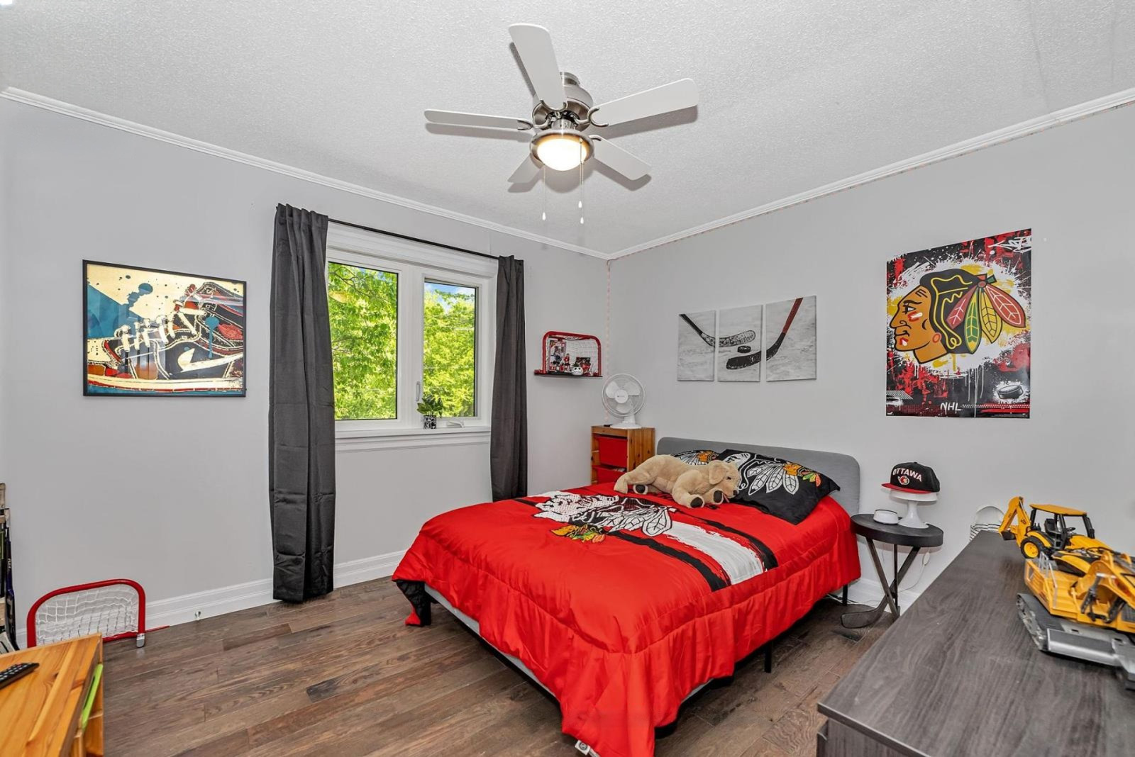 Multi Family Home - Duplex - In lawsuit. Spacious 4-Bed Family Home with a separate one-bedroom apartment. 5