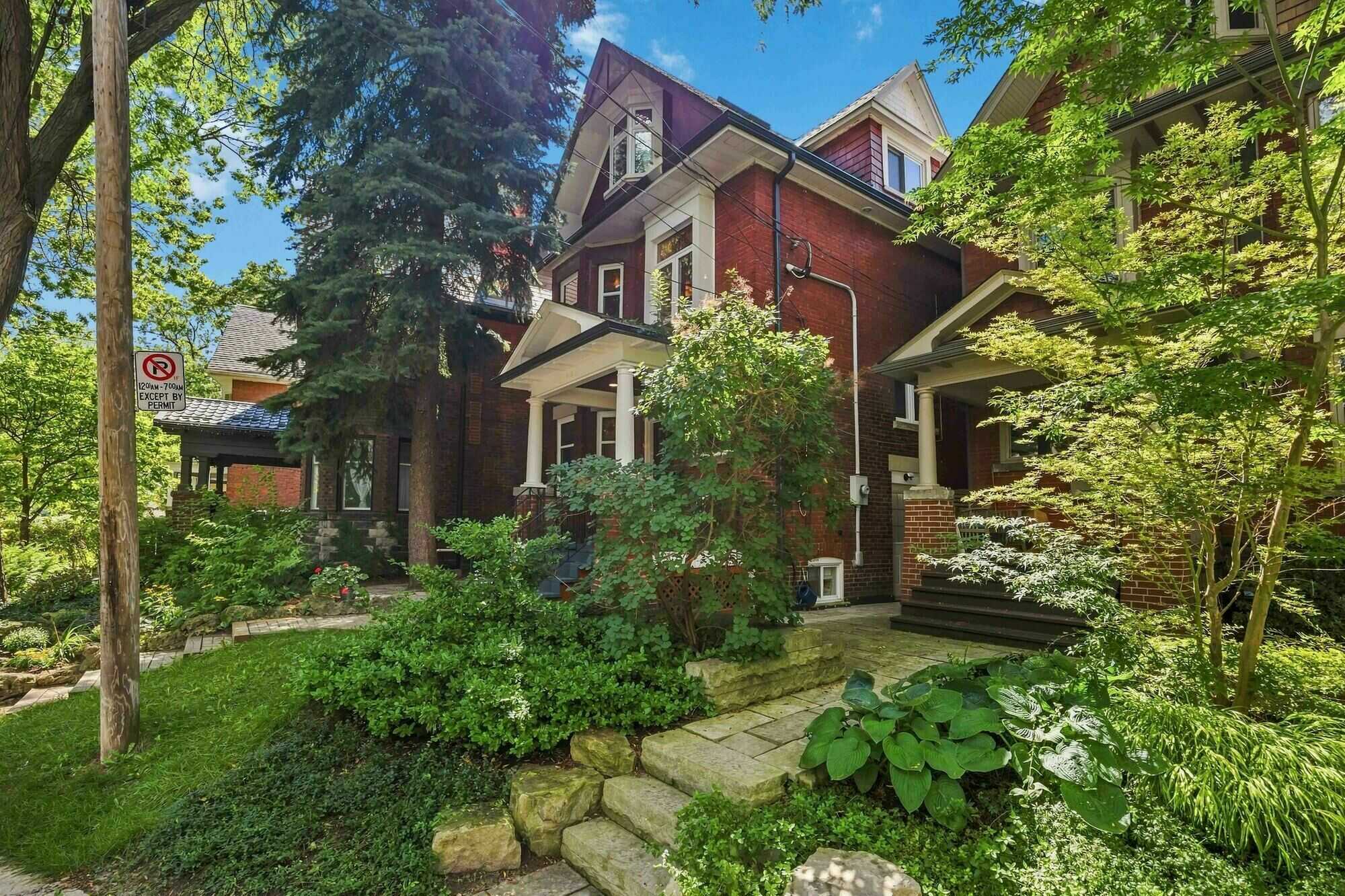 Welcome to 13 Evelyn Crescent, a truly special residence set on one of High Park North’s most picturesque, tree-lined crescents, in the heart of one of Toronto’s most sought-after neighbourhoods. 2