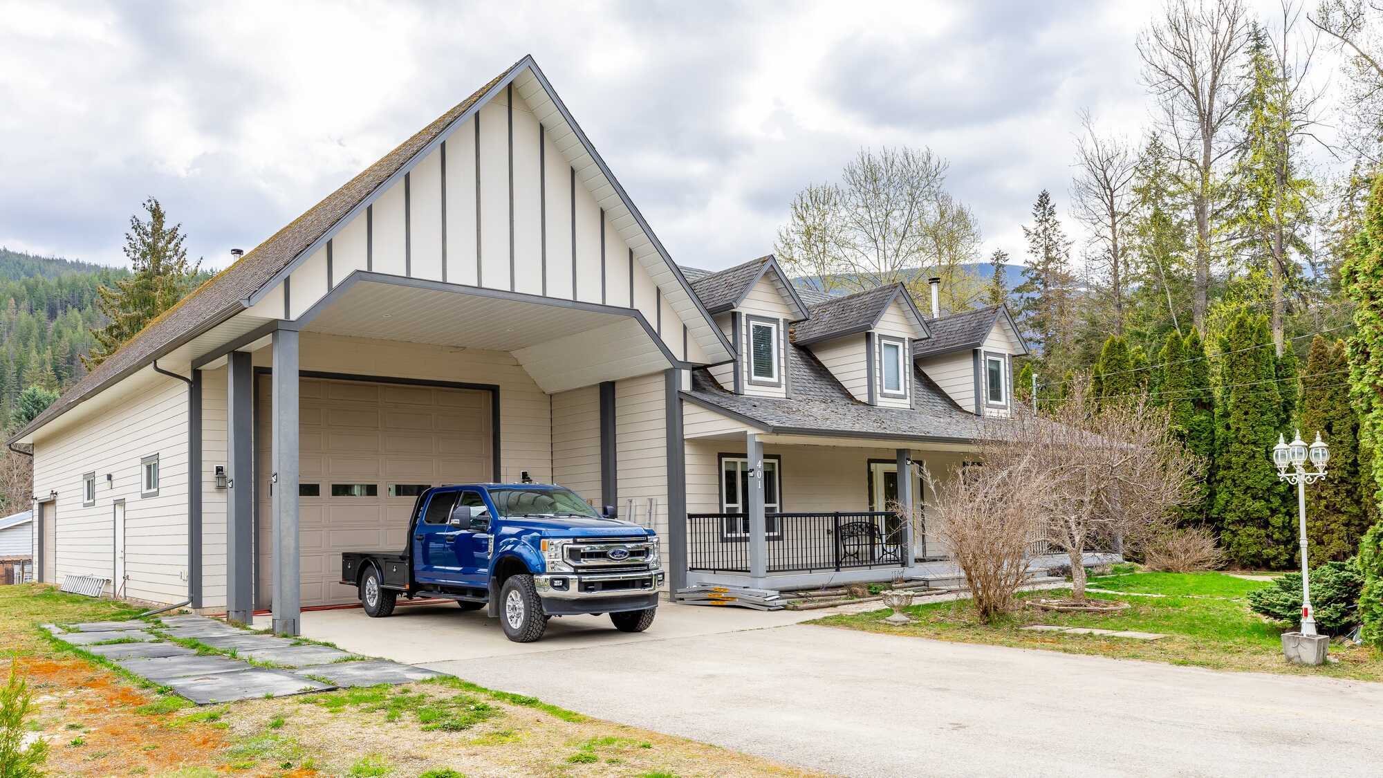 Situated in the vibrant community of Sicamous, this property offers incredible value and potential and currently is an income property! 5
