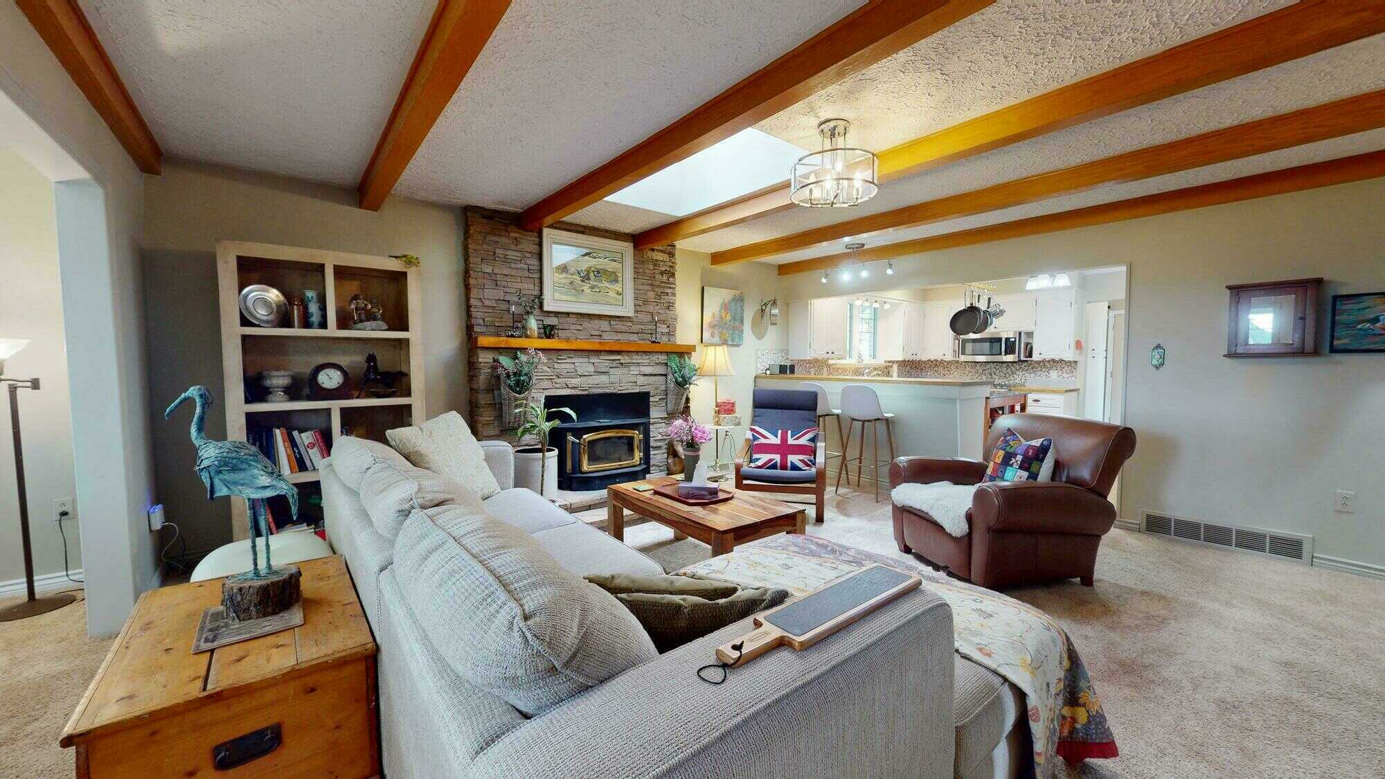 Fantastic country estate situated on a private 3/4 Acres 4