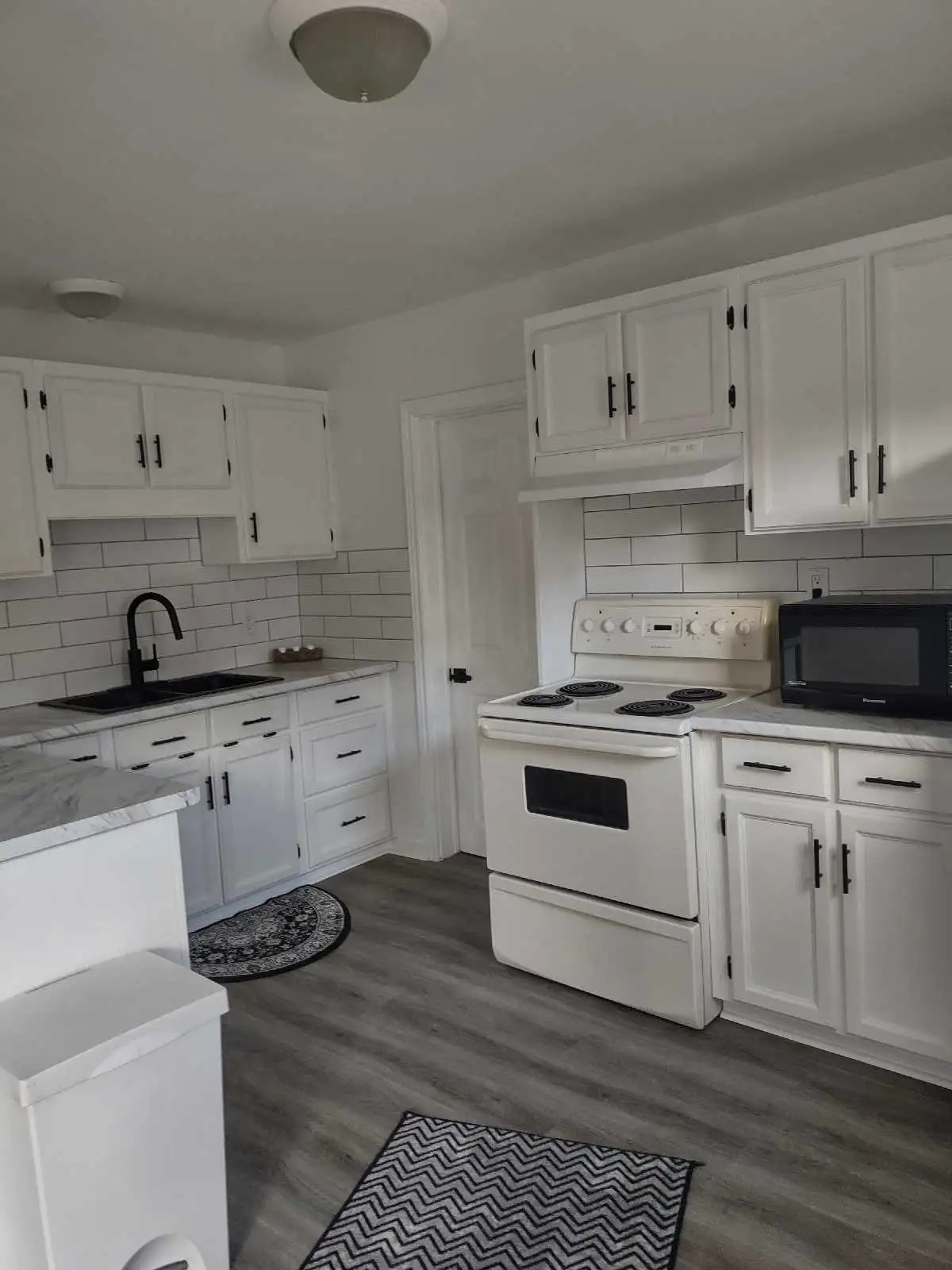 Renovated Bungalow with Income Suite 3