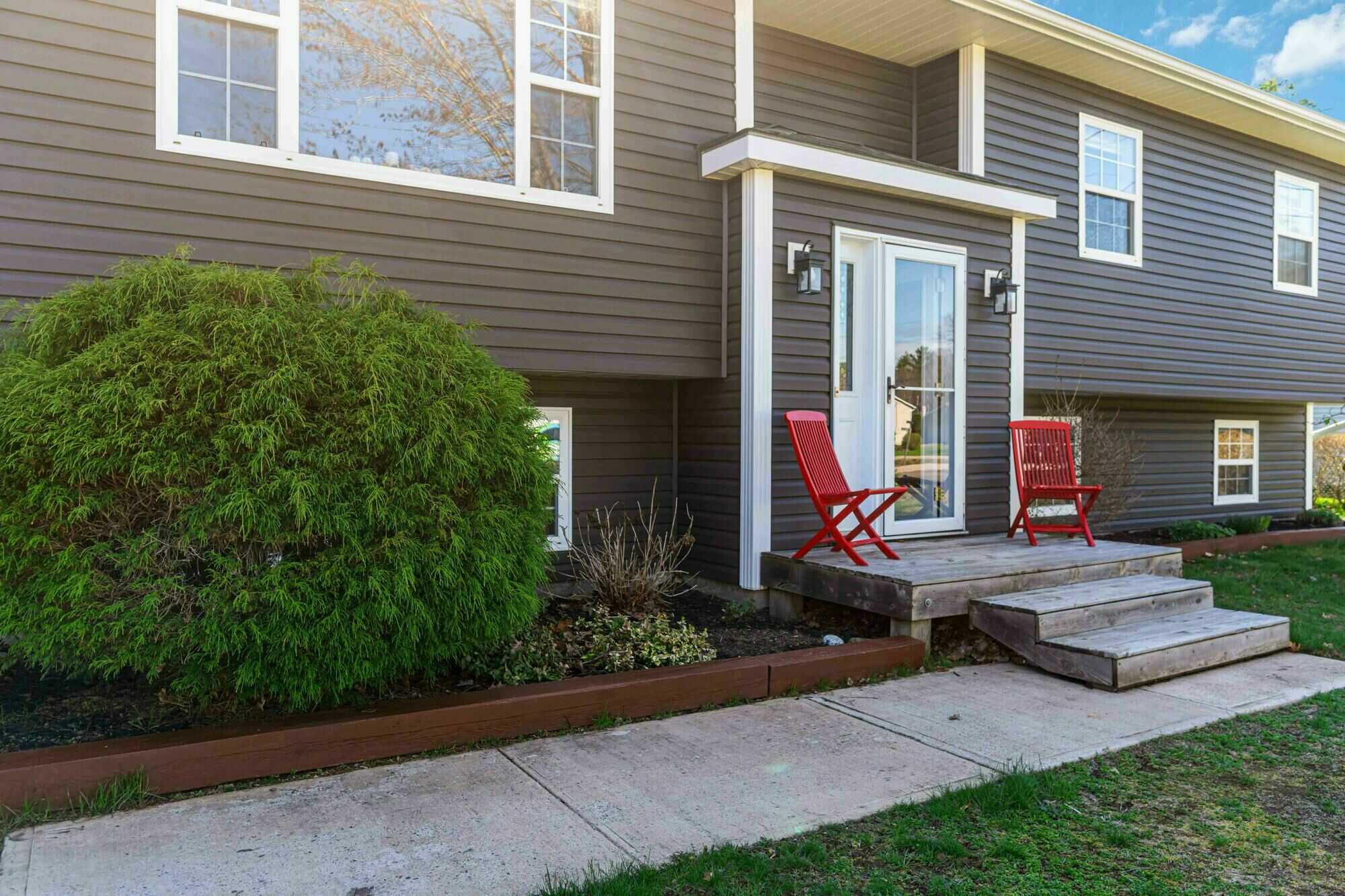 Family-Friendly Split Entry Backing Onto Green Space in Greenwood 3