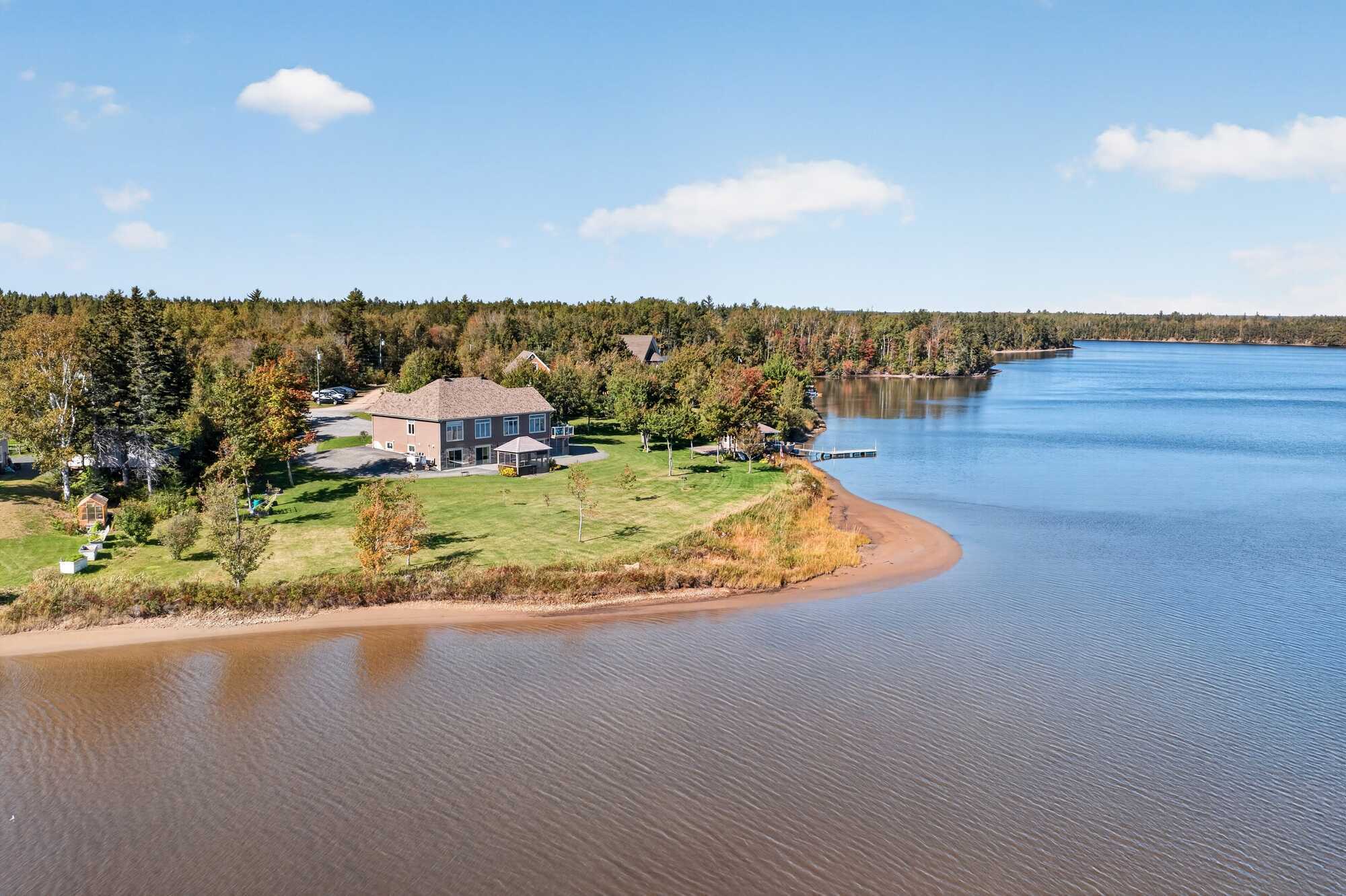 An exceptional waterfront property where craftsmanship, comfort and an incredible setting come together.

Une propriété riveraine exceptionnelle où se rencontrent qualité de construction, confort et cadre enchanteur. 3