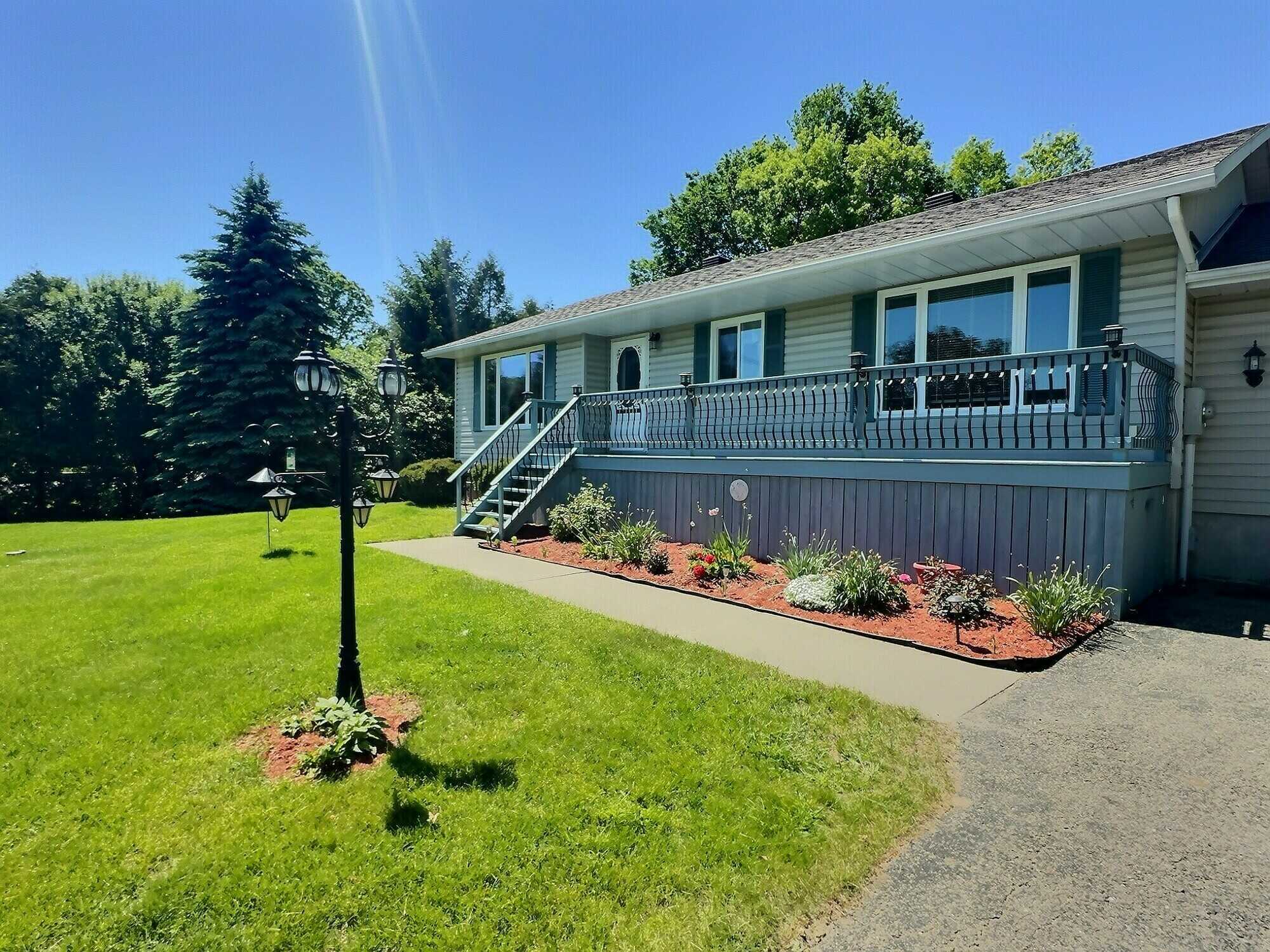 Charming bungalow on a private 1.5 Acre Lot - Minutes North of Brockville 4