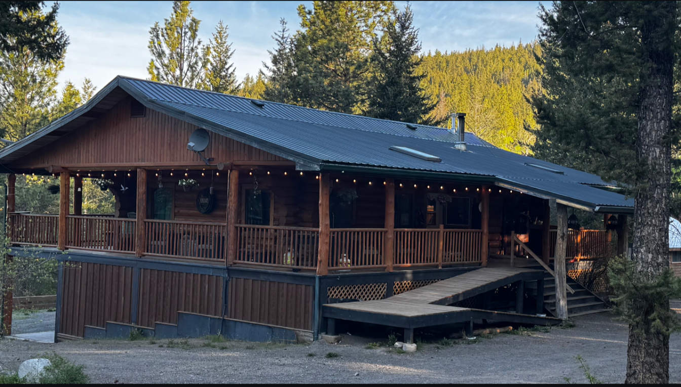 A 10-acre retreat with a one-of-a-kind log home 4