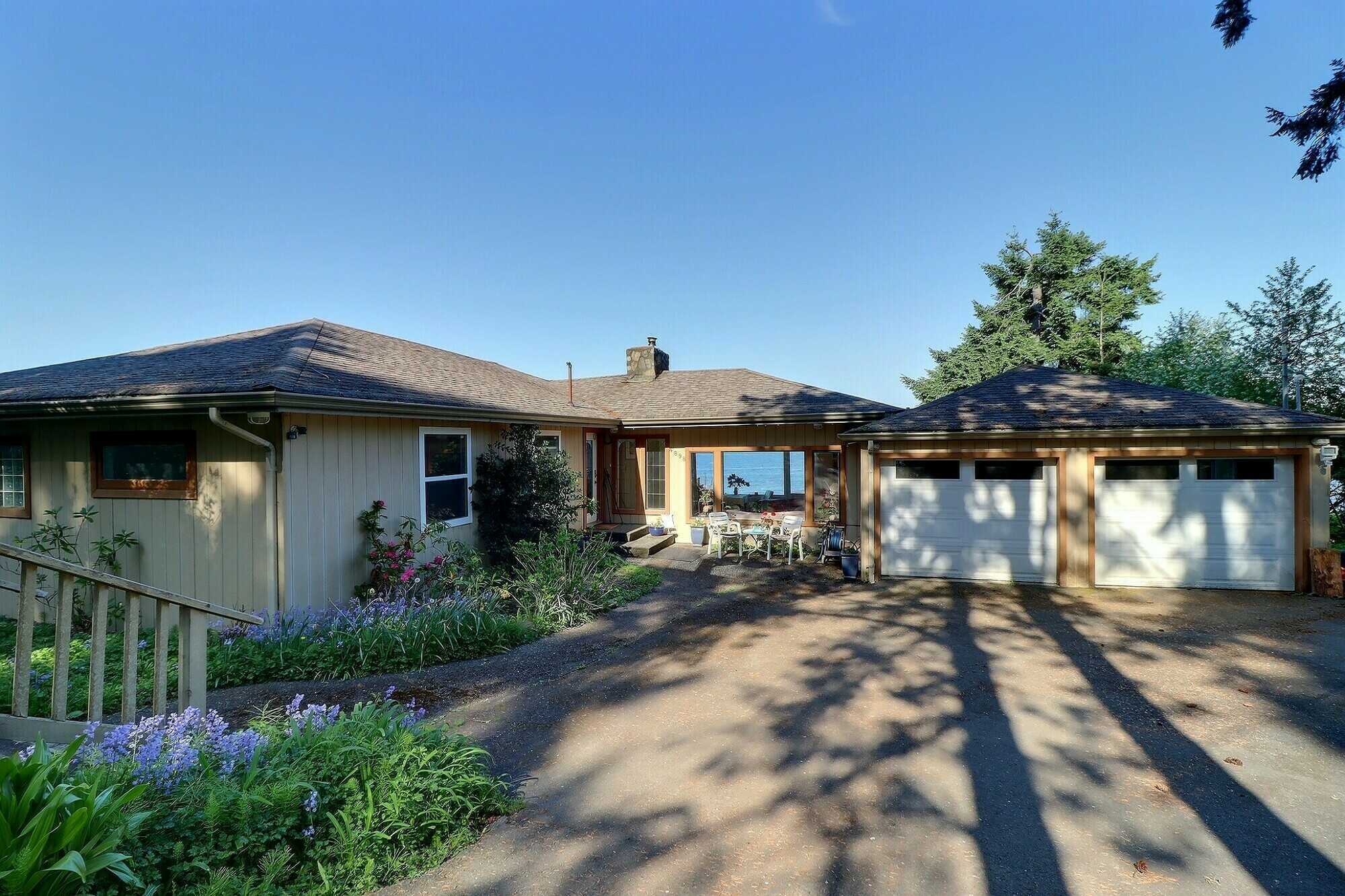 Incredible Walk-On Waterfront Property on Vancouver Island, within the Comox Valley on the east coast of Vancouver Island.  Take a short drive from this oceanfront home into Courtenay and Comox, with Nanaimo an hour away. 5