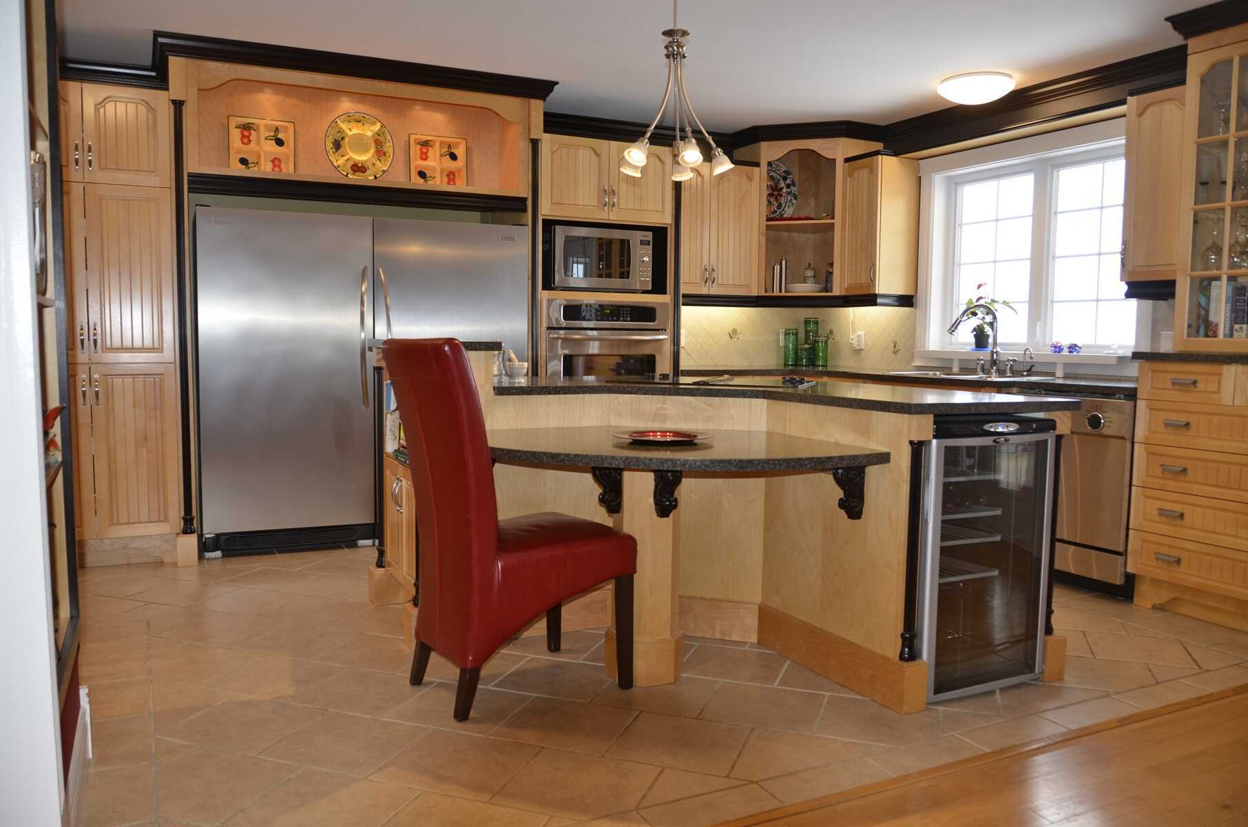 Welcome to our Chic Country Home.  


This spacious home on one acre sits on a hill with wide panoramic views, just minutes from Edmundston and the US border. 2