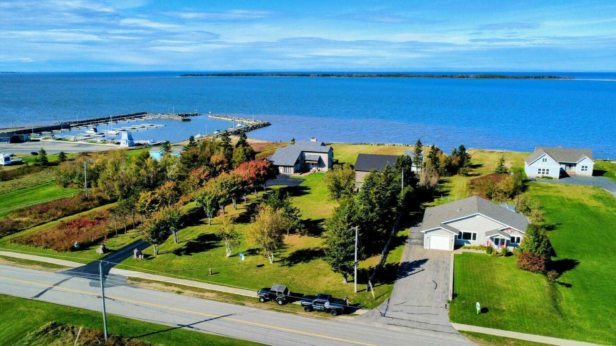 Propriété au bord de l’eau avec vue imprenable sur la Baie de Caraquet! // Waterfront property with breathtaking views of Caraquet Bay! 2