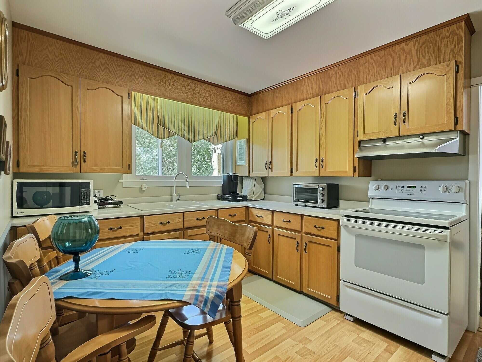 Charming 3-Bedroom Bungalow in a Quiet Truro Neighborhood! 2