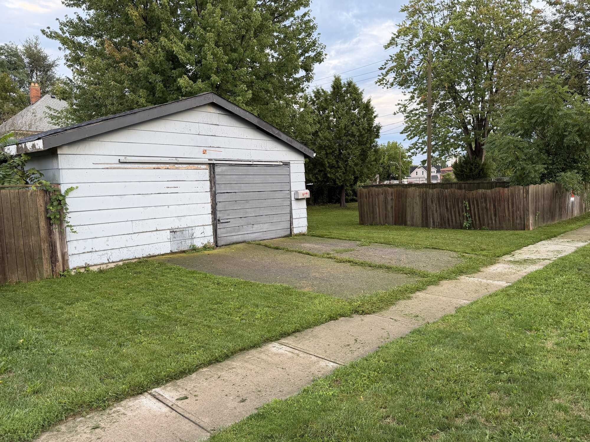 VACANT RESIDENTIAL LOT WITH GARAGE – WALLACEBURG – 2