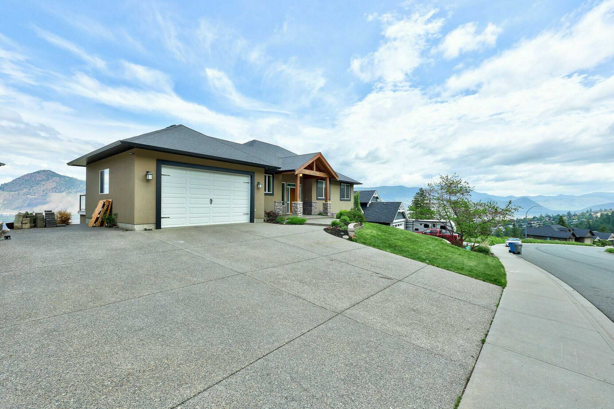 Incredible 4 bedroom executive home located in a quiet neighbourhood has everything you need plus a fantastic view. 2