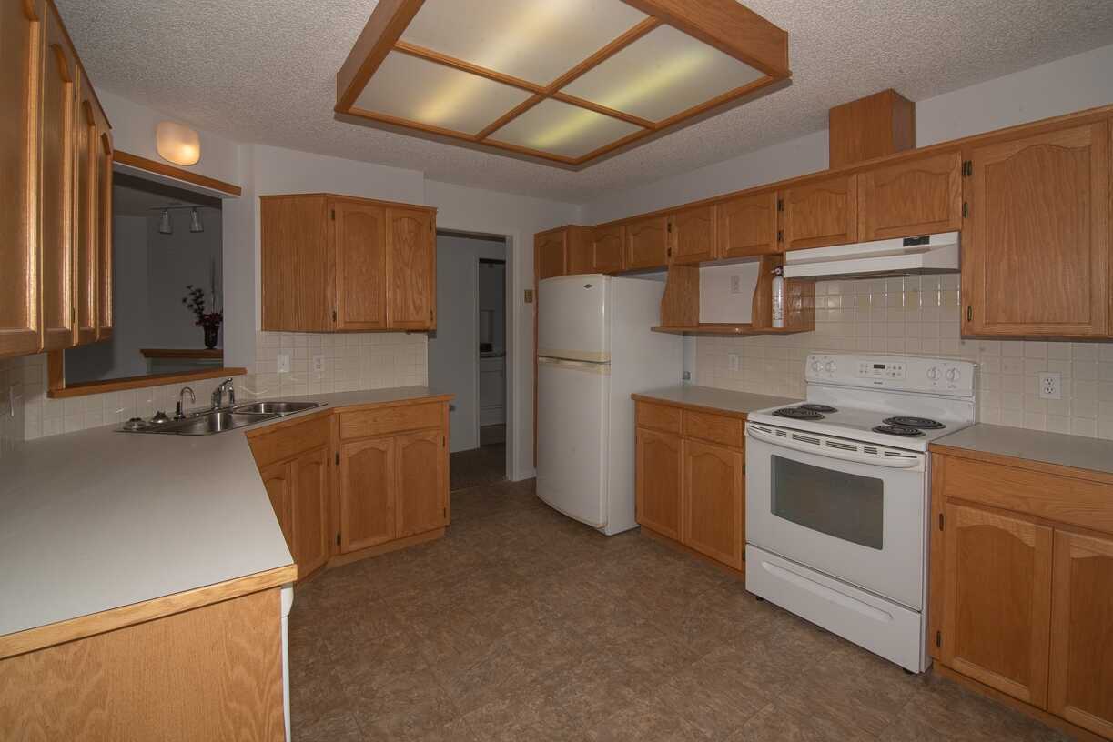 Fantastic sprawling 5th floor 2 bedrooom 2 bath corner unit with fantastic views! 3
