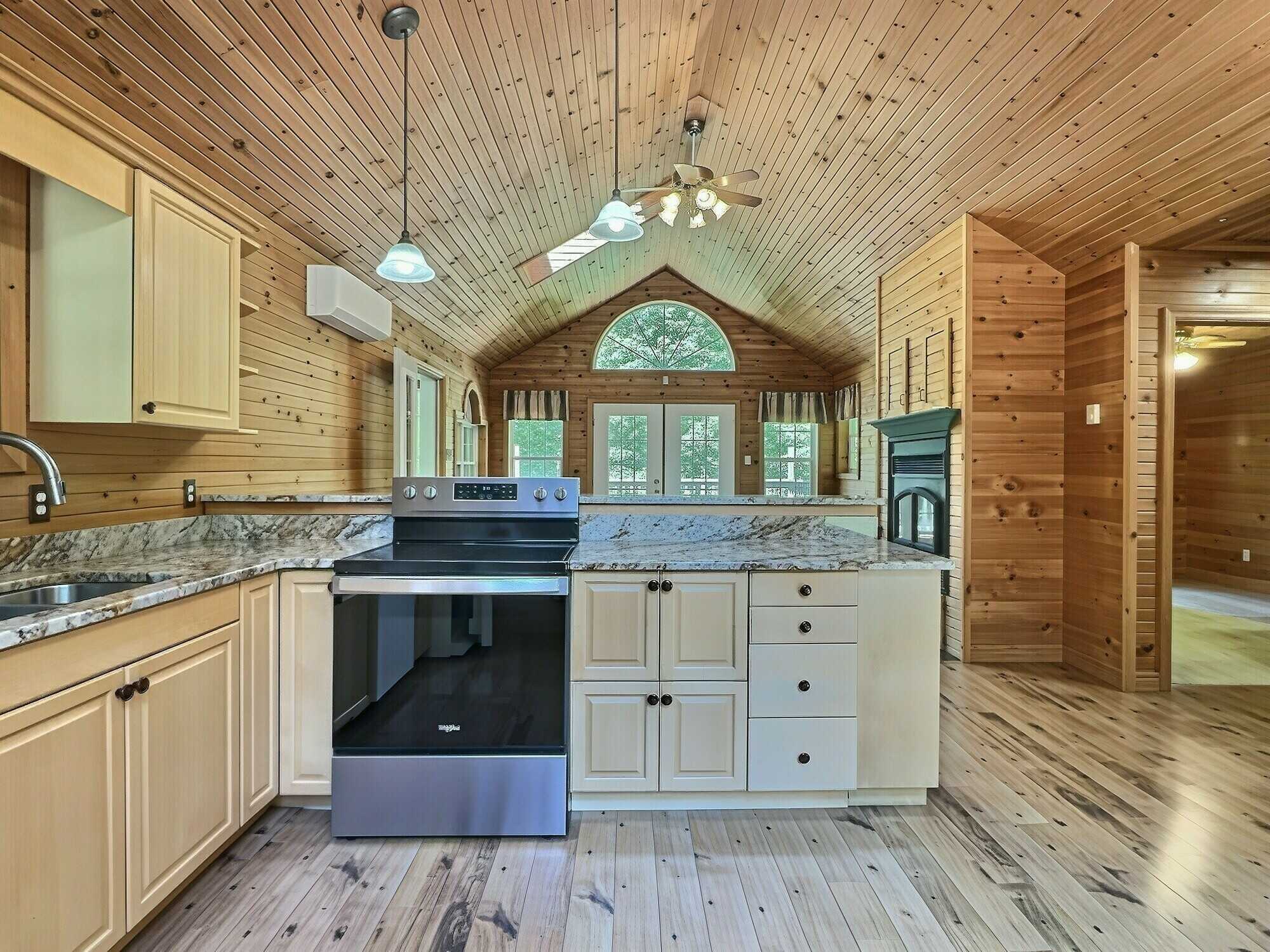 Escape to four-season recreation at beautiful Hart Lake! 3