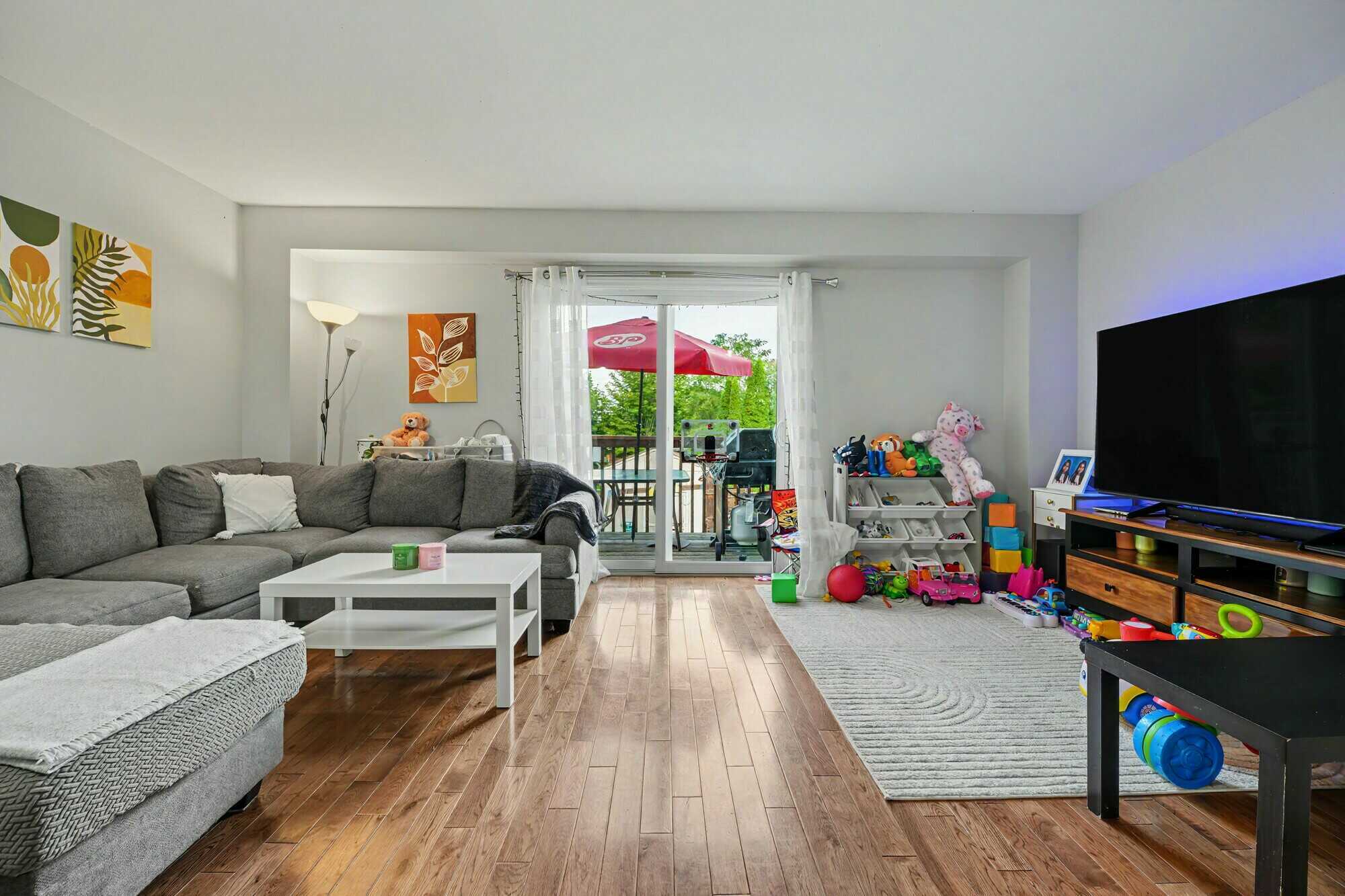 Spacious 3 Bedroom Freehold Townhouse End Unit on a Large Lot in a Family Friendly Community with Investment Potential 4