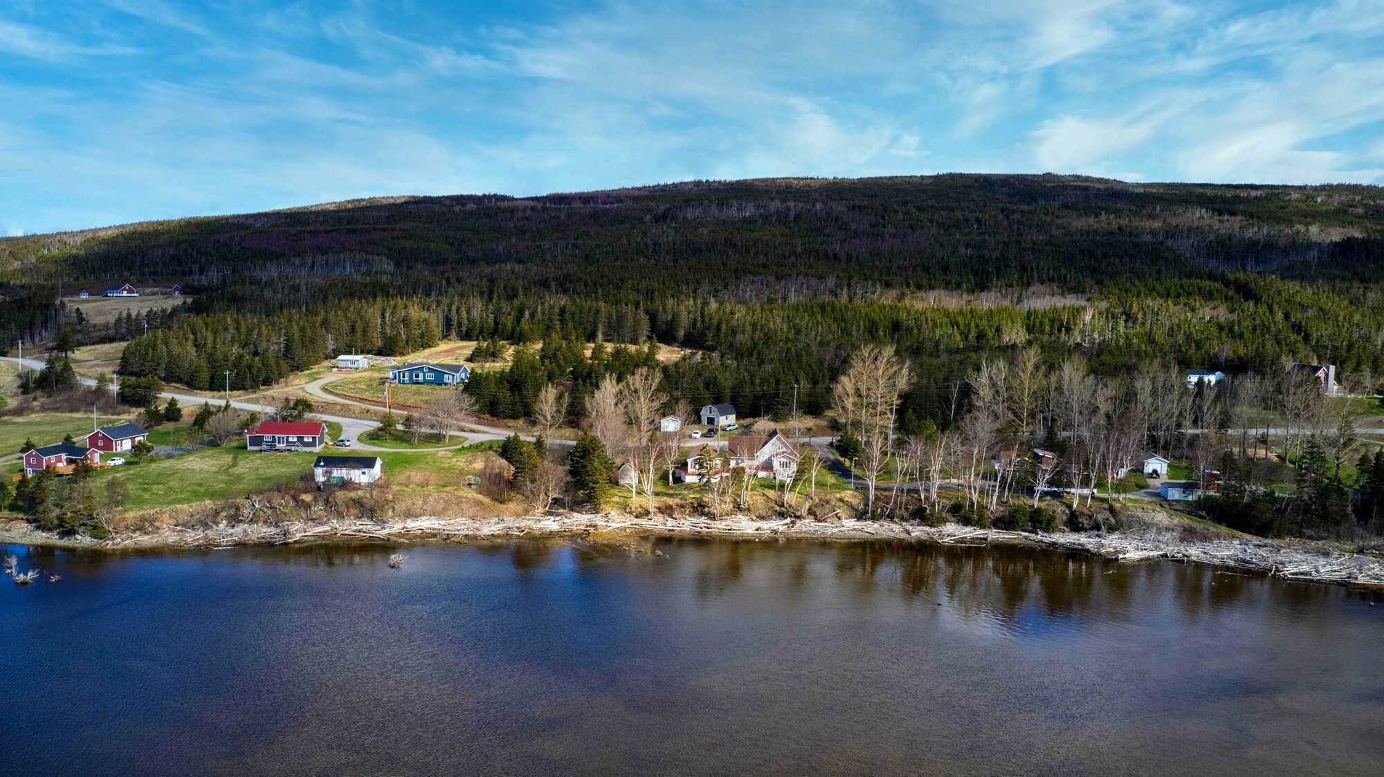 Mountains, river, and the ocean!!  Beautiful home with a guest house! 2