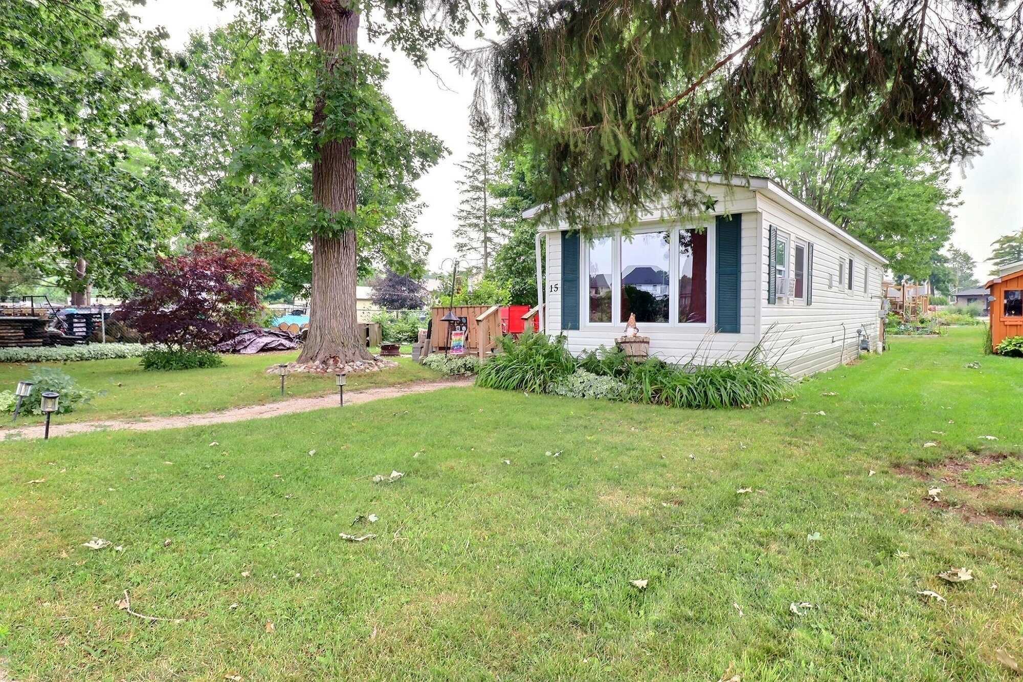 Thorndale's Best Kept Secret – Affordable Living on a Premium End Lot! 3