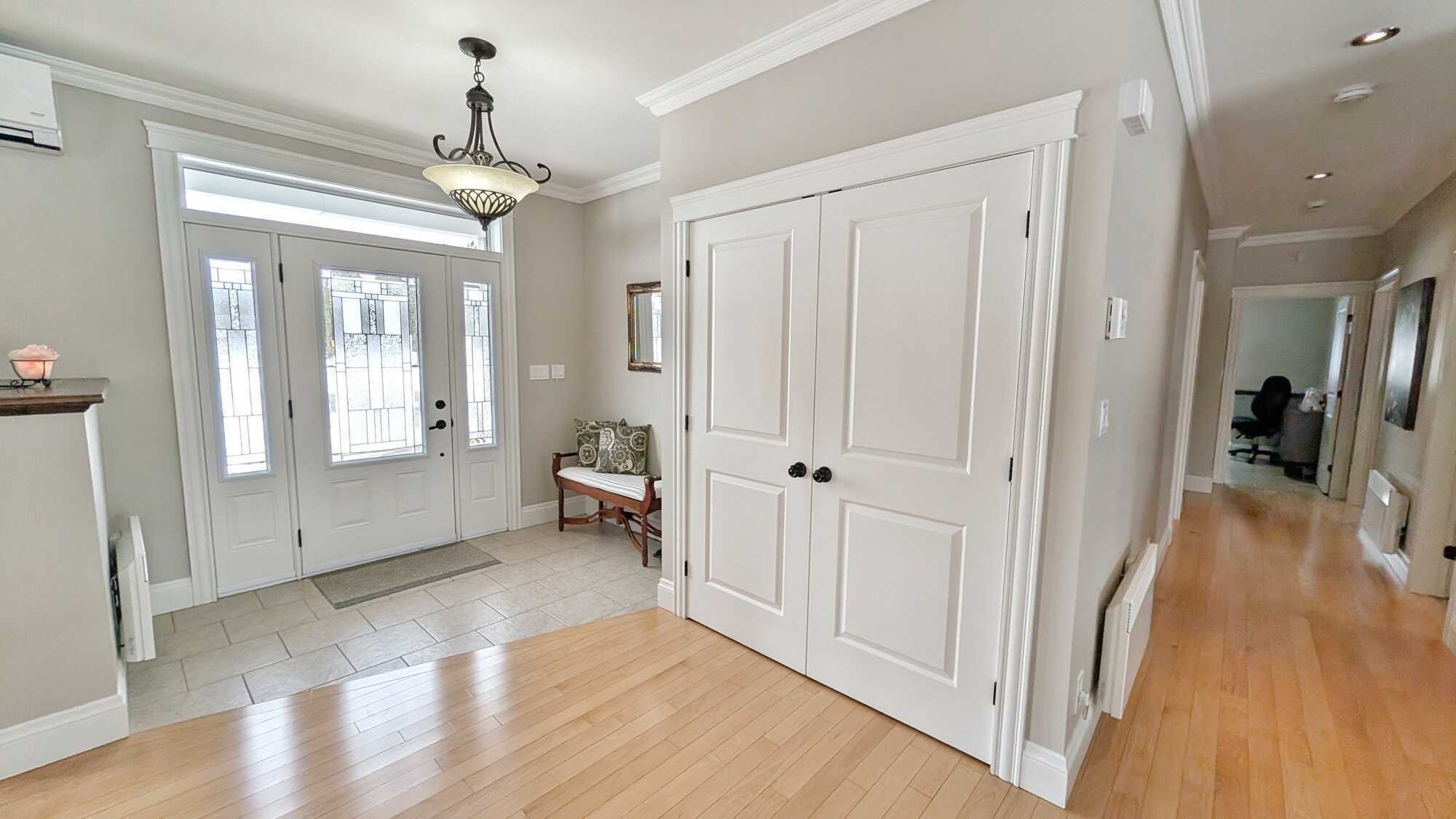 Superbe propriété construite en 2010 avec matériaux de qualité, située sur un rare terrain d’environ 1 acre au cœur de Tracadie, à proximité de tous les services. // 
Beautiful quality-built home constructed in 2010, located on a rare 1-acre lot 3
