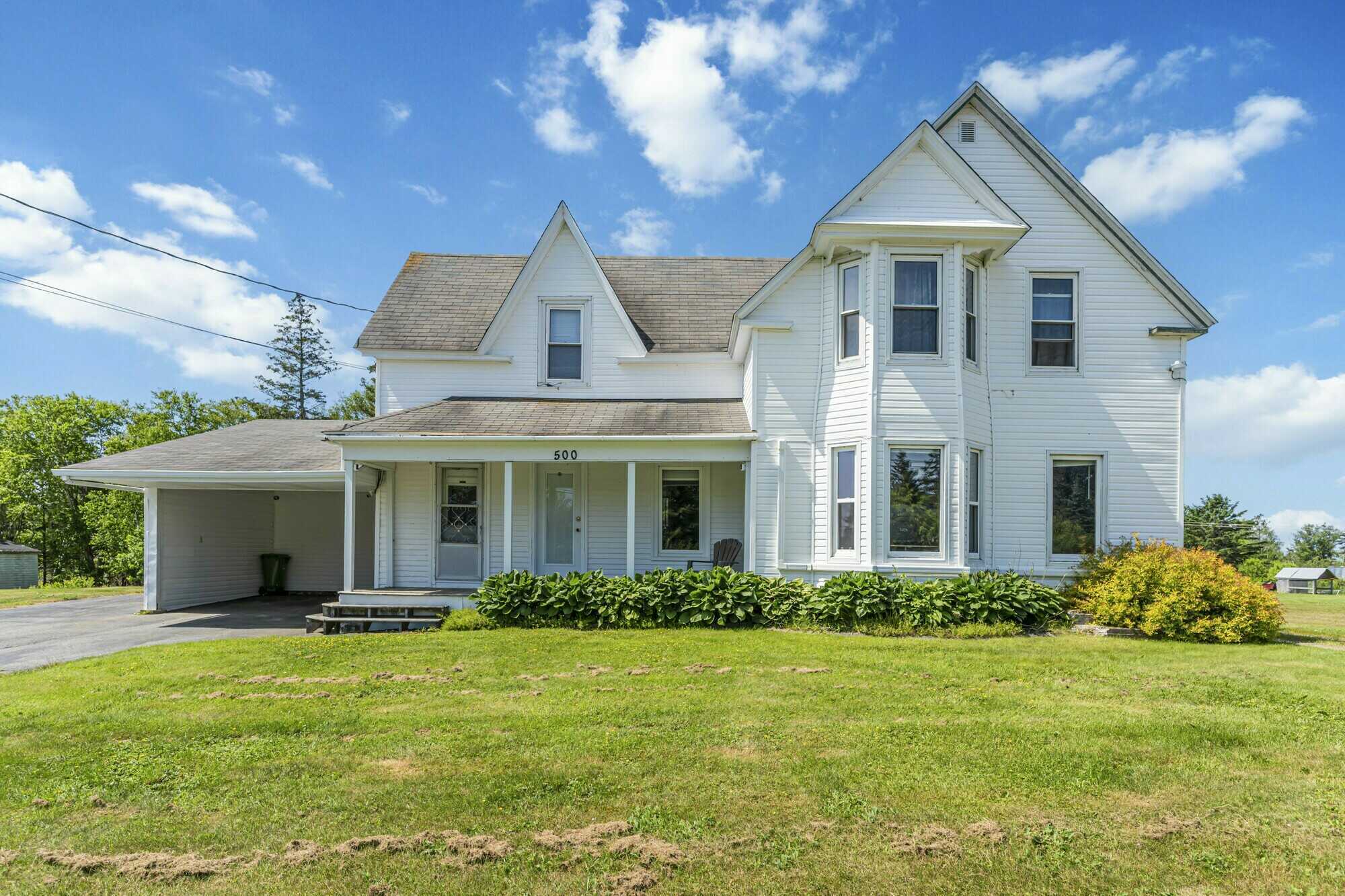 Versatile Income Property or Spacious Family Home on 3.22 Acres 2
