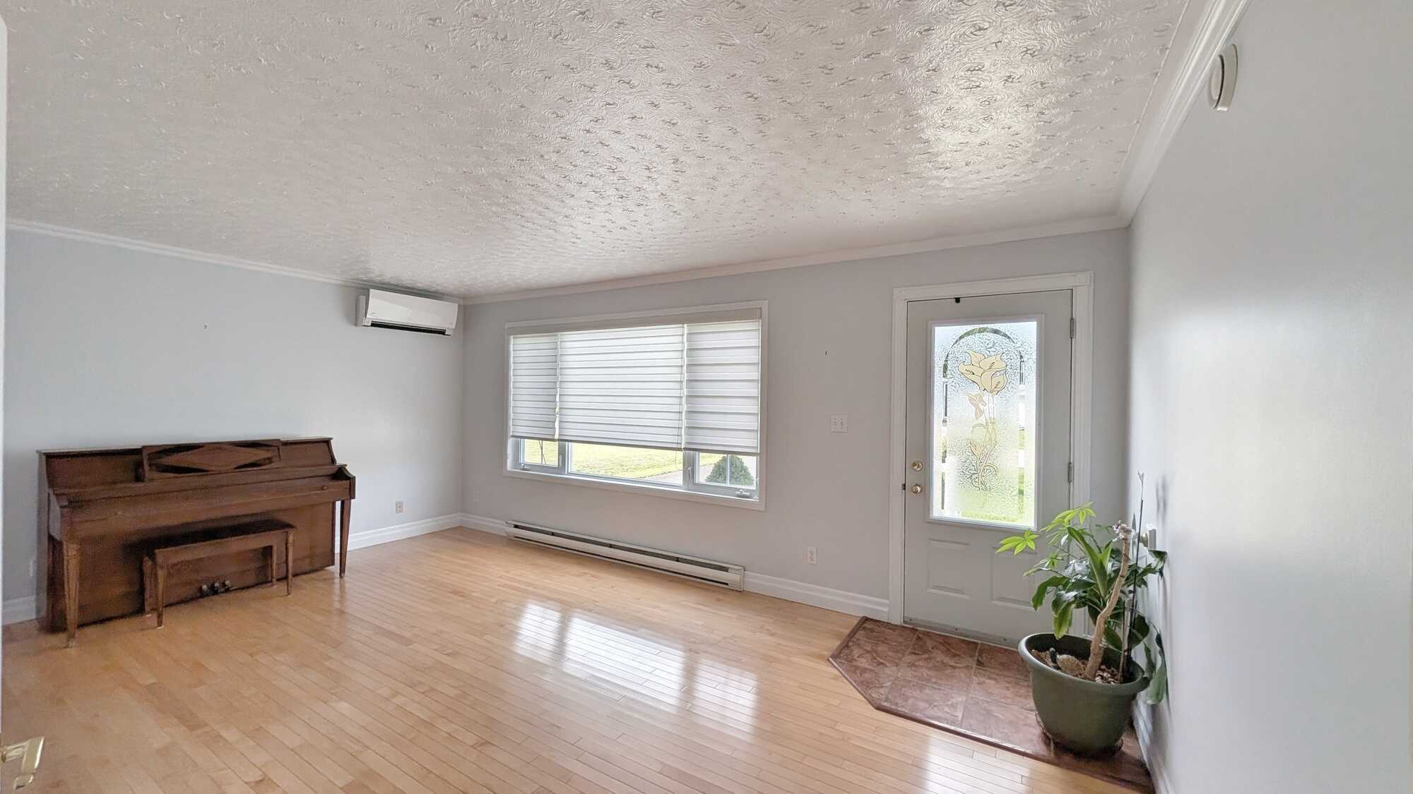 Beautiful Family Home in Beresford! -- Belle maison familiale à Beresford! 5