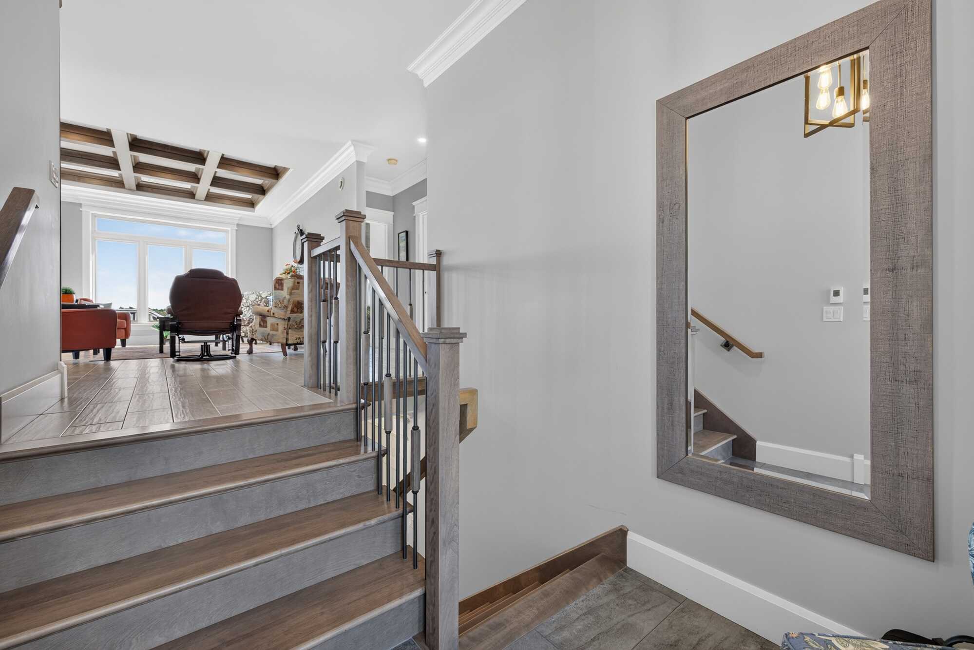 An exceptional waterfront property where craftsmanship, comfort and an incredible setting come together.

Une propriété riveraine exceptionnelle où se rencontrent qualité de construction, confort et cadre enchanteur. 5