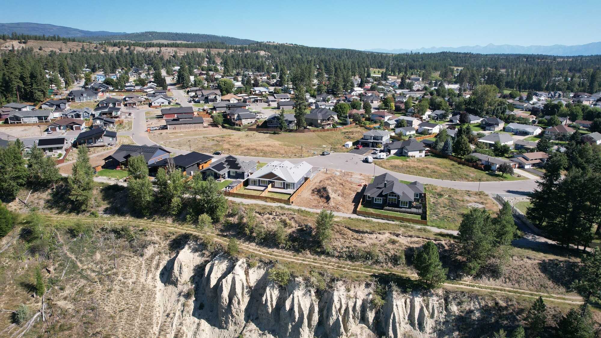 Welcome to an easy-care dream home with breathtaking views of the mountains and the St. Mary’s River below. 4