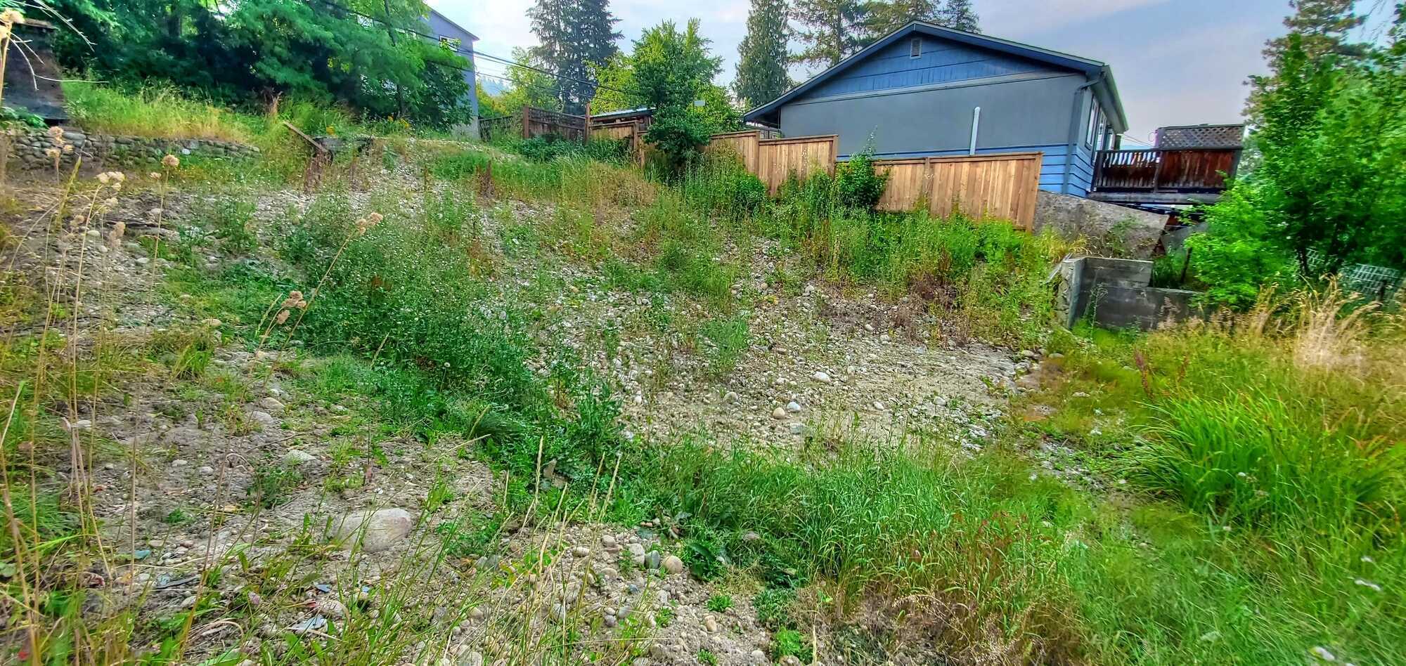 HIGHLY MOTIVATED!  BRING REASONABLE OFFERS!!!!  RIGHT IN THE HEART OF CASTLEGAR! Benched VACANT city lot!  Ideal location for a new family home! Walk to all amenities & schools! Right next to city transit 3